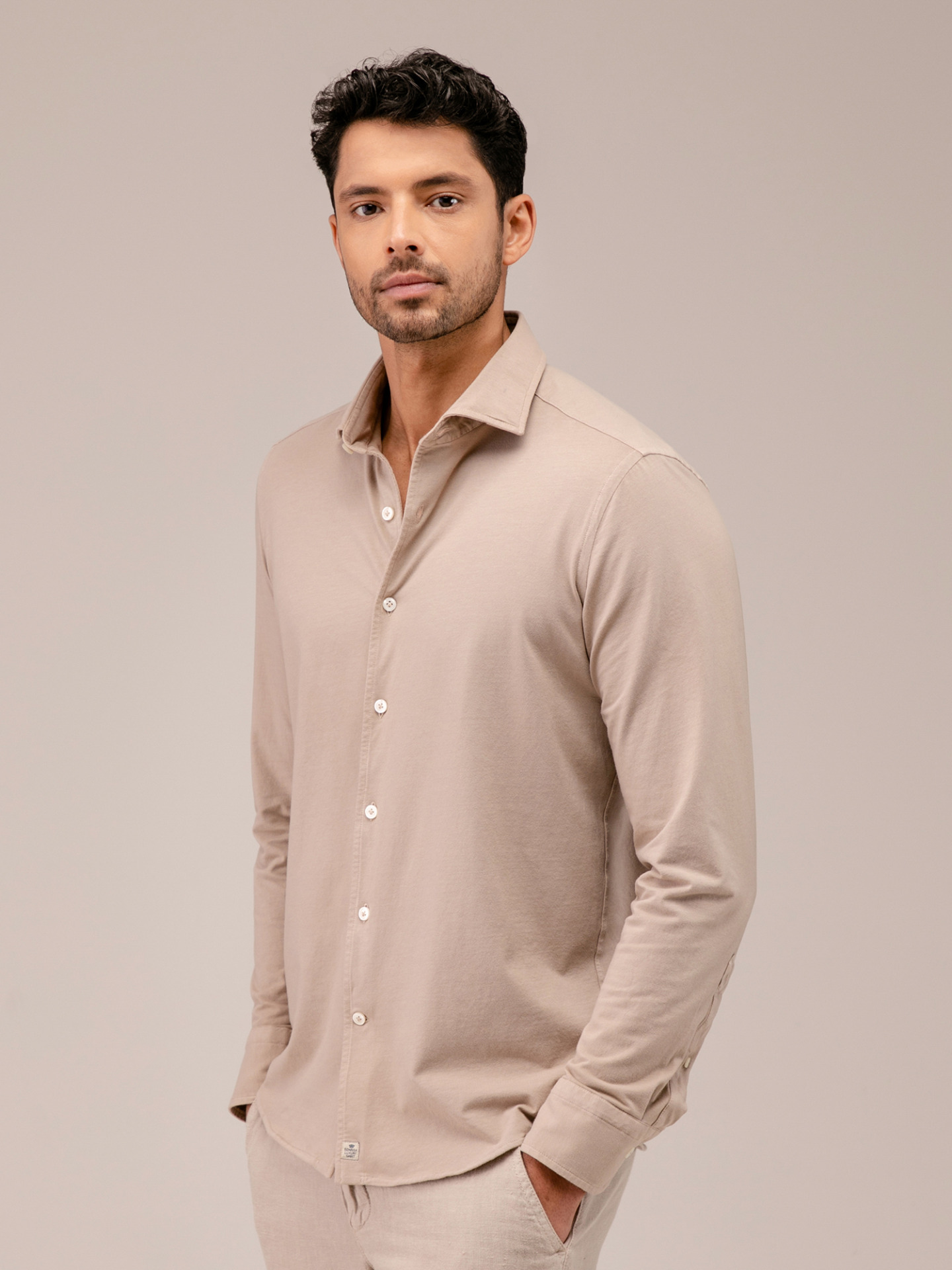 Detailansicht von Baumwollhemd mit Haifischkragen von SONRISA