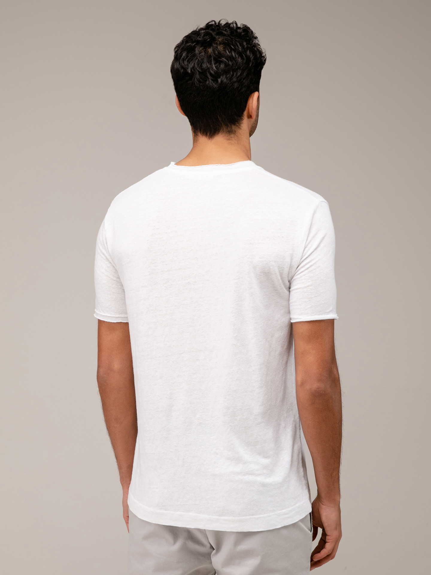 Detailansicht von T-Shirt aus Leinen von DANIELE FIESOLI