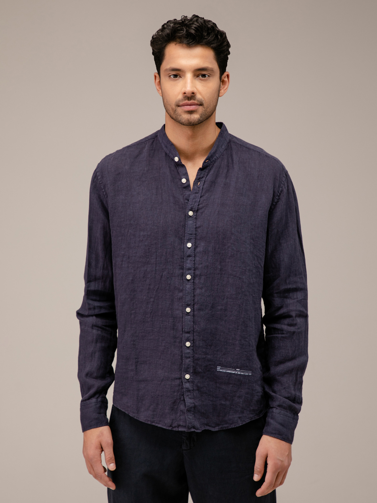 Detailansicht von Leinenhemd mit Stehkragen von BETTER RICH