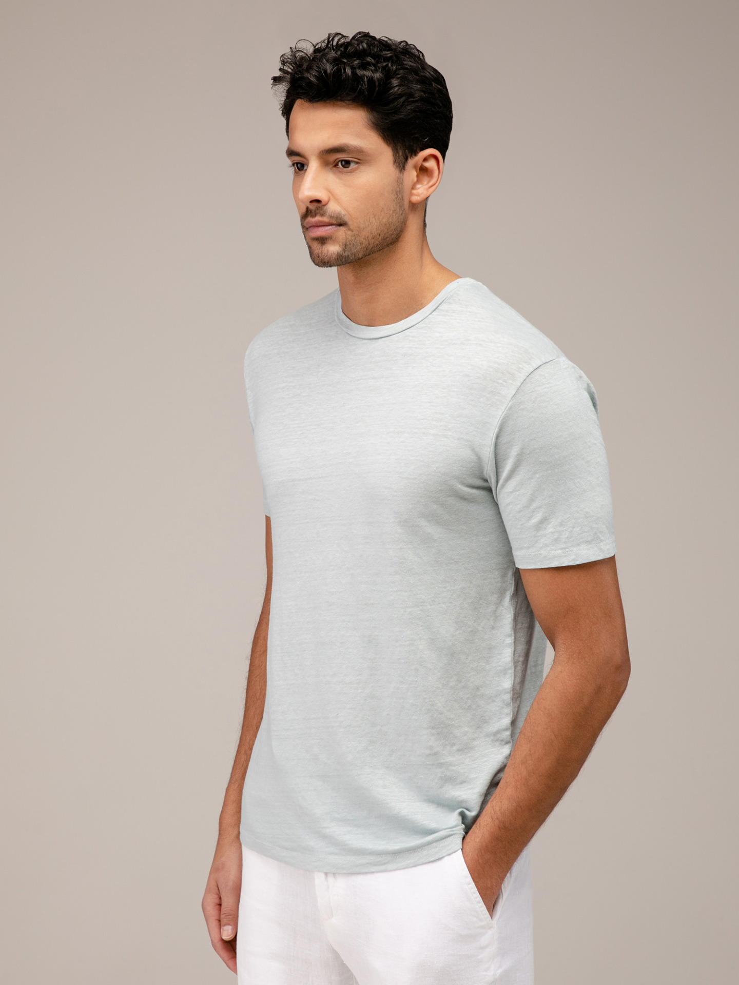 Detailansicht von T-Shirt aus Leinen von WOOL & CO