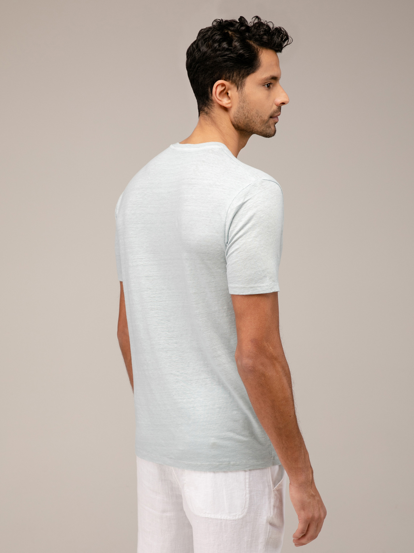 Detailansicht von T-Shirt aus Leinen von WOOL & CO