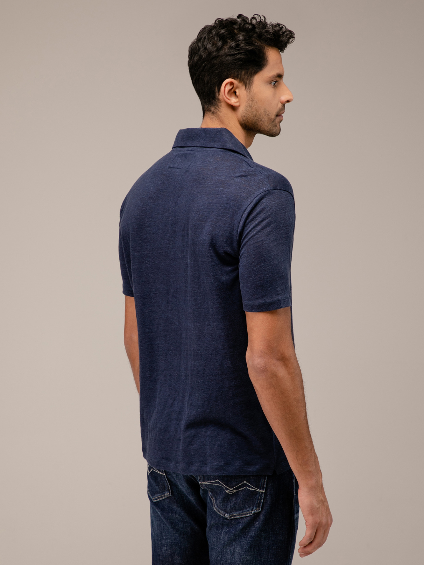 Detailansicht von Kurzarm-Poloshirt aus Leinen von PHIL PETTER