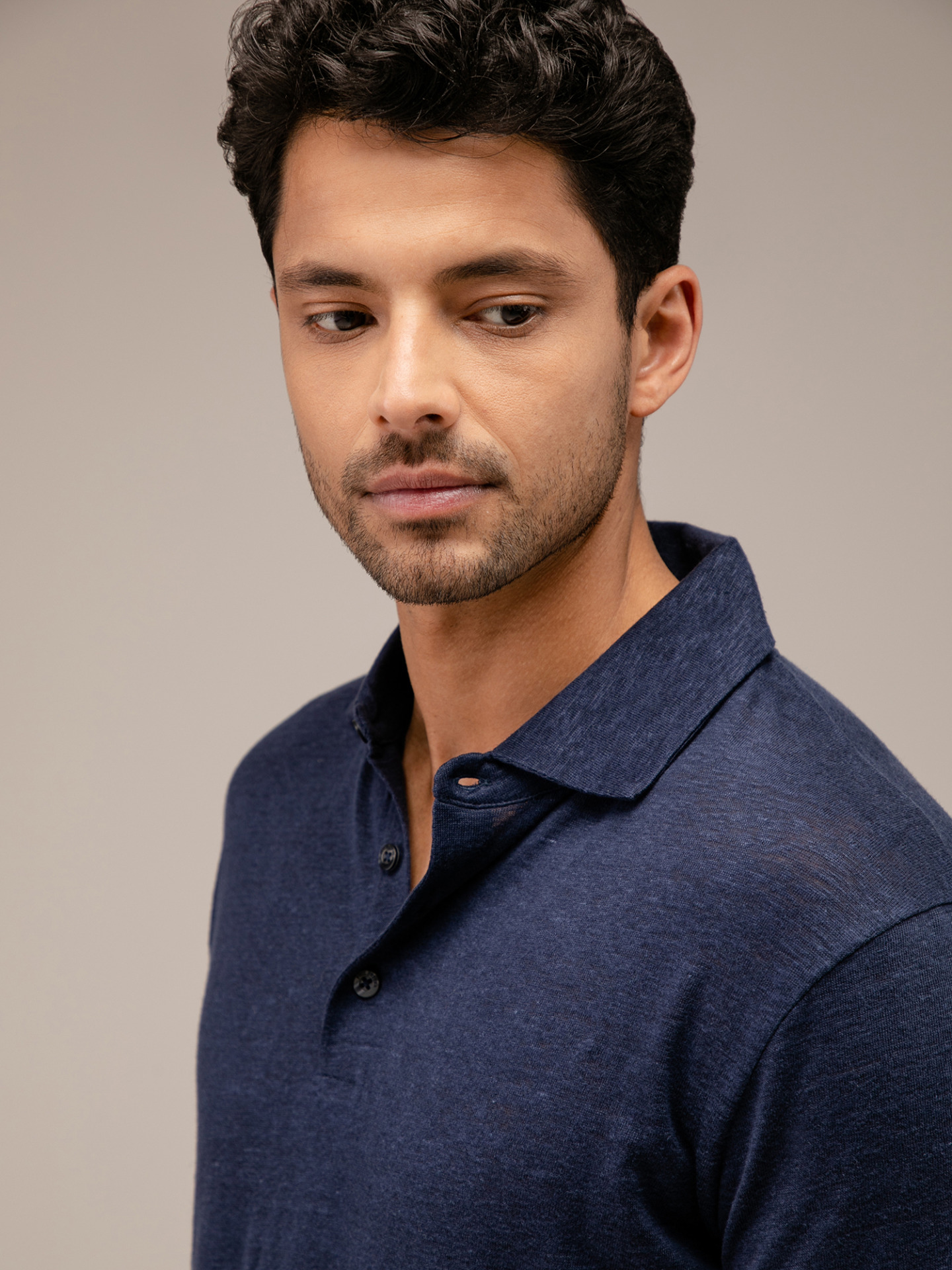 Detailansicht von Kurzarm-Poloshirt aus Leinen von PHIL PETTER