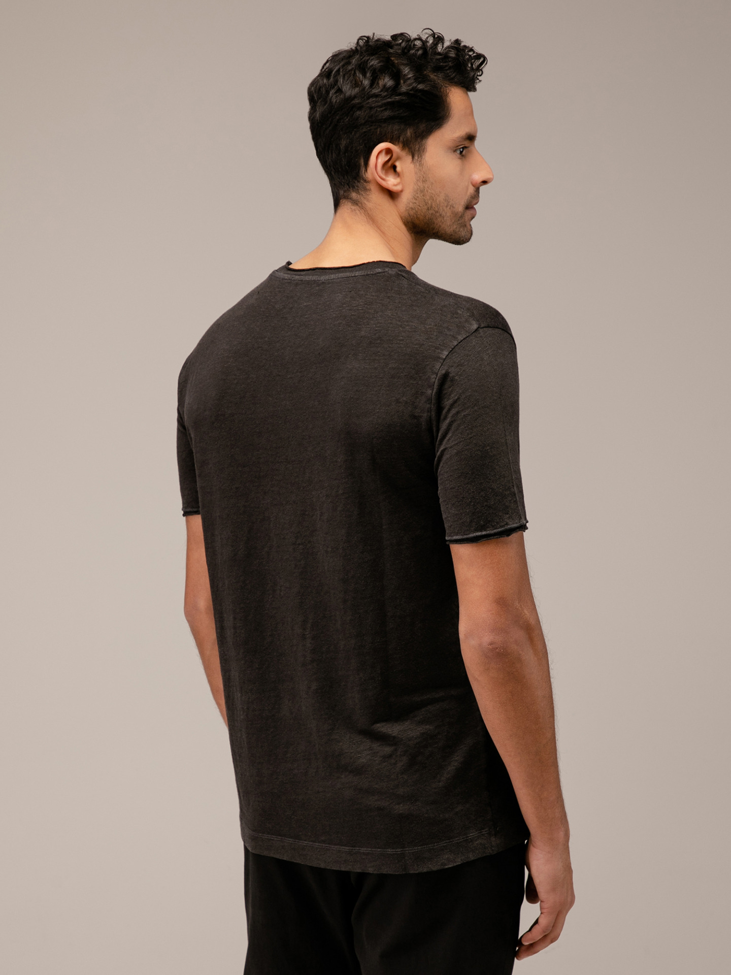 Detailansicht von T-Shirt aus Leinen von DANIELE FIESOLI