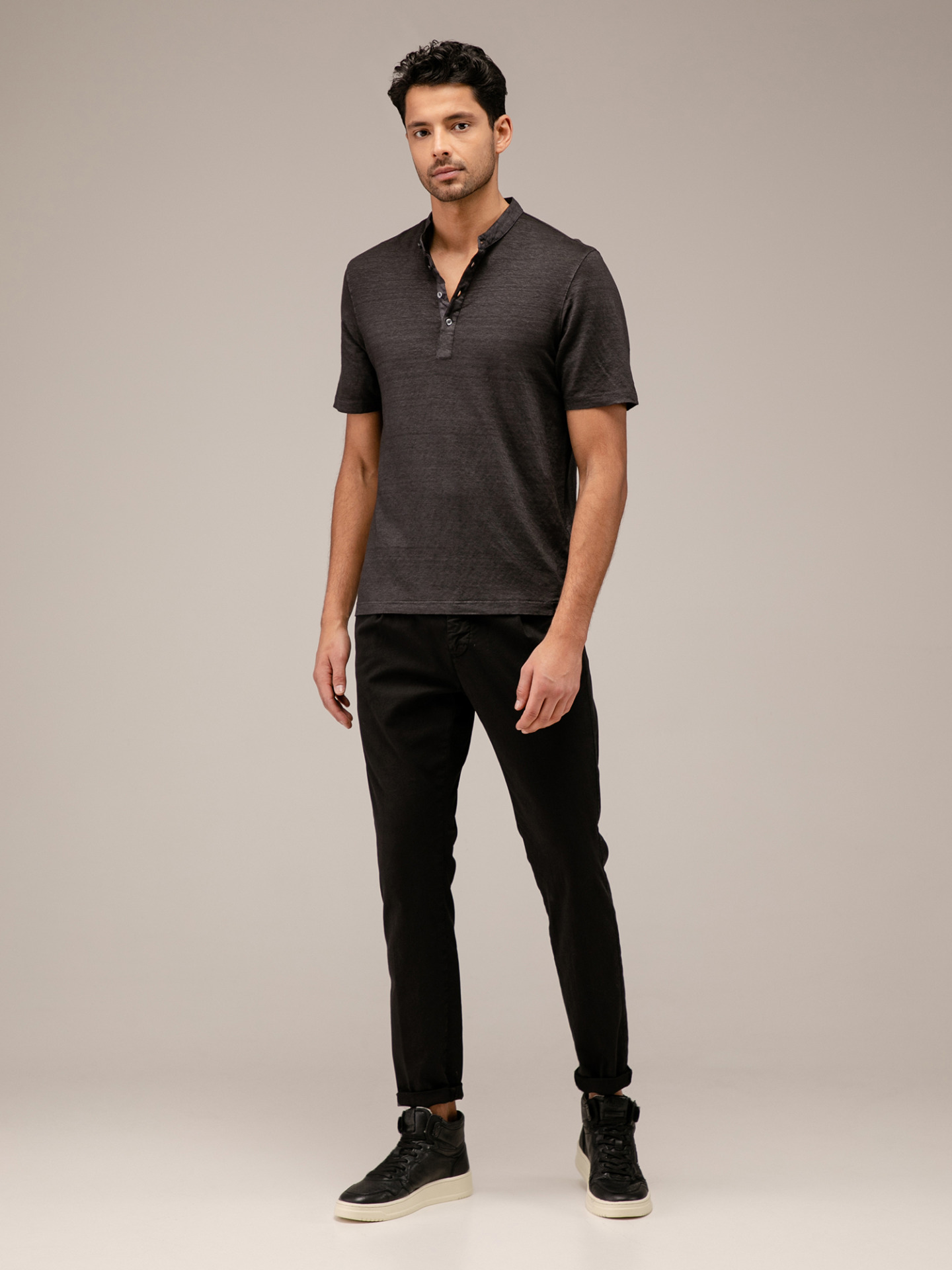 Detailansicht von T-Shirt mit Knopfleiste von GRAN SASSO