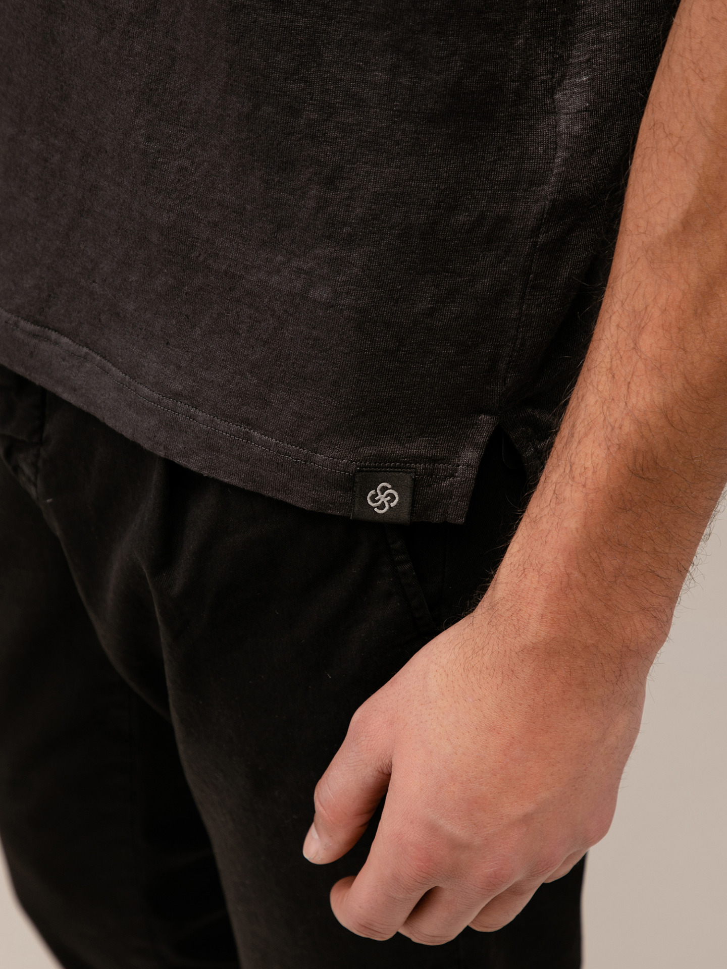 Detailansicht von T-Shirt mit Knopfleiste von GRAN SASSO