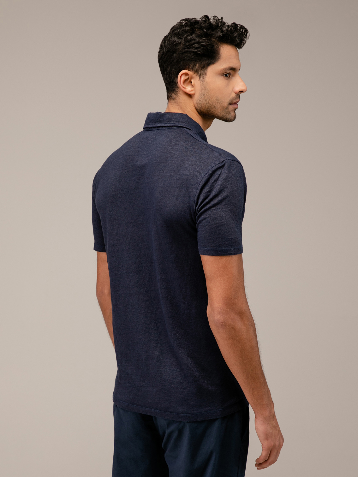 Detailansicht von Kurzarm-Poloshirt aus Leinen von WOOL & CO