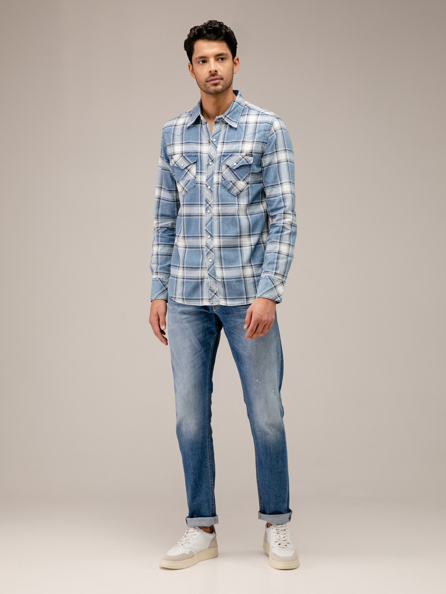 Detailansicht von Destroyed Slim Fit Jeans von THE NIM