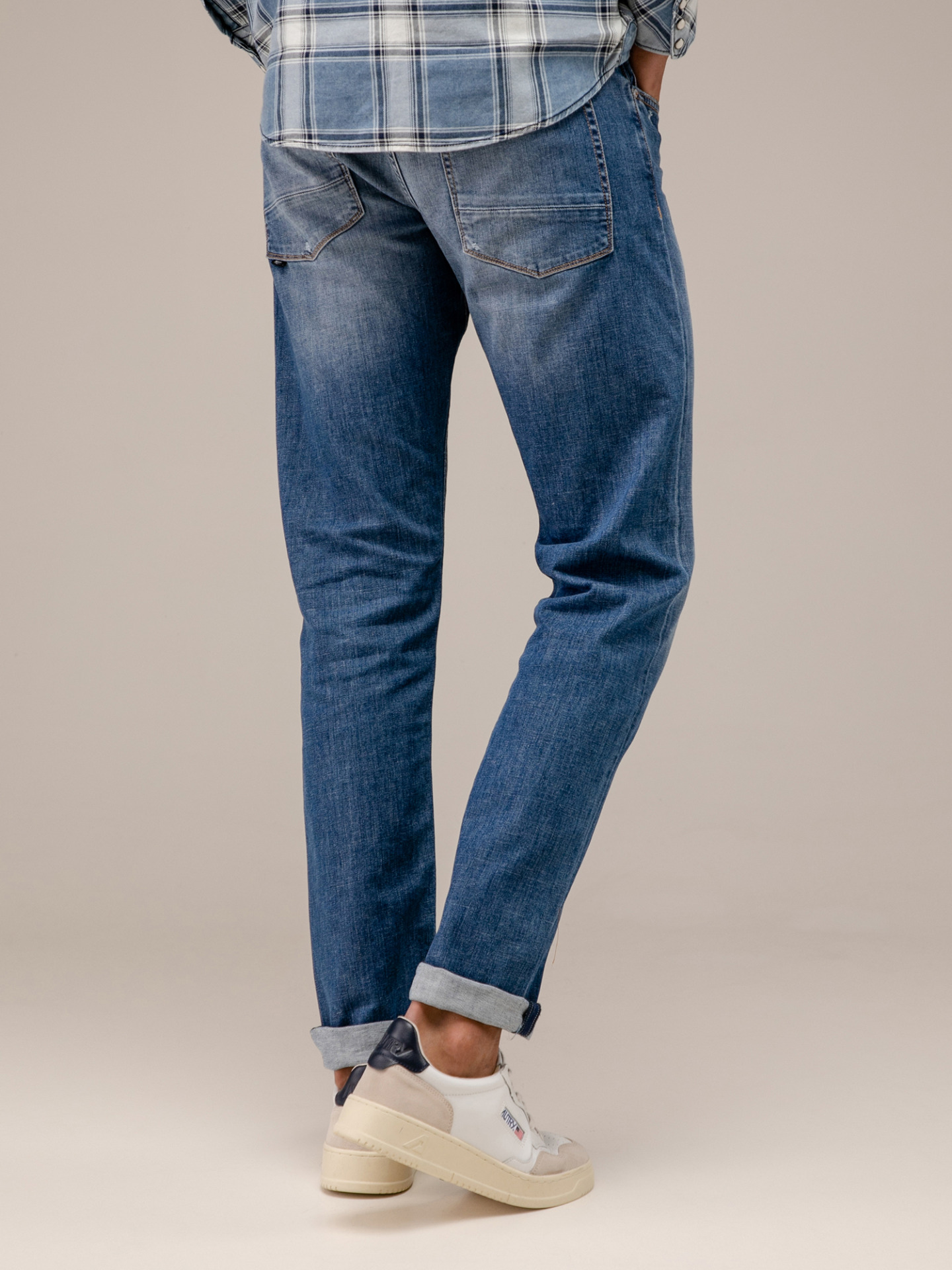 Detailansicht von Destroyed Slim Fit Jeans von THE NIM