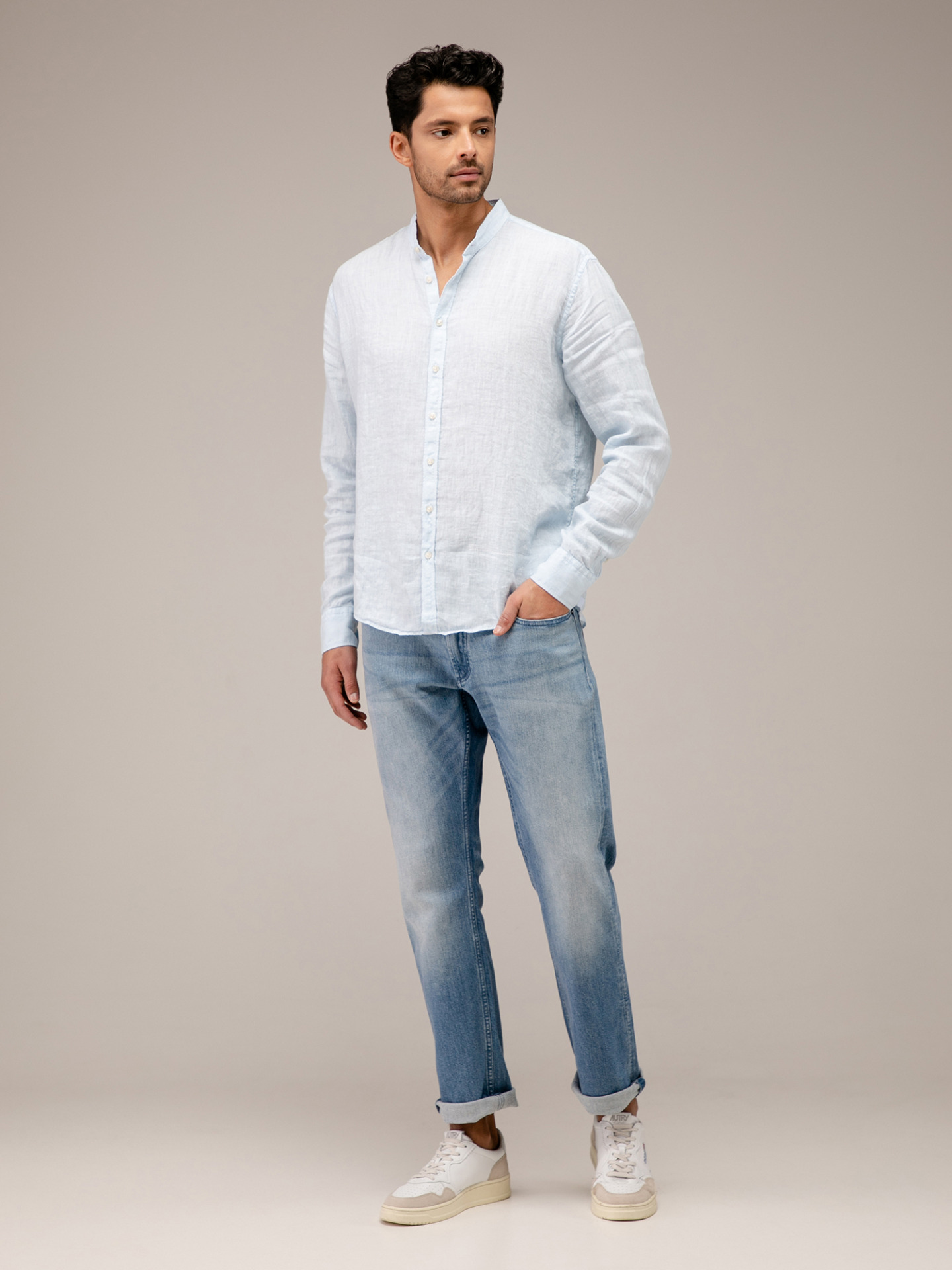 Detailansicht von Leinenhemd mit Stehkragen von BETTER RICH