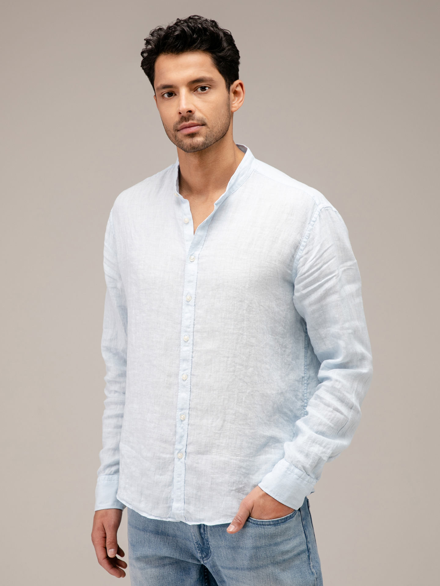 Detailansicht von Leinenhemd mit Stehkragen von BETTER RICH