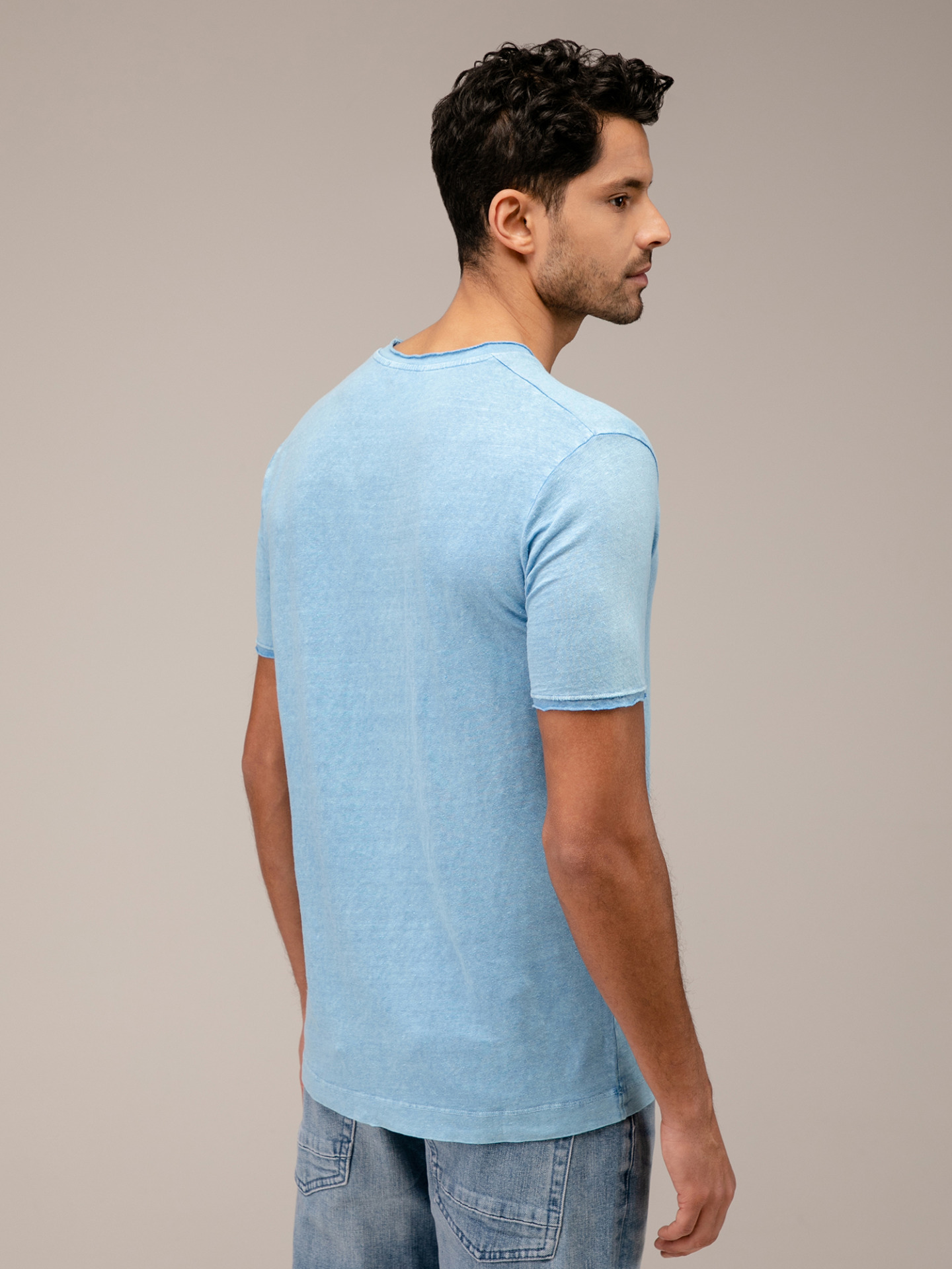 Detailansicht von T-Shirt aus Leinen von DANIELE FIESOLI