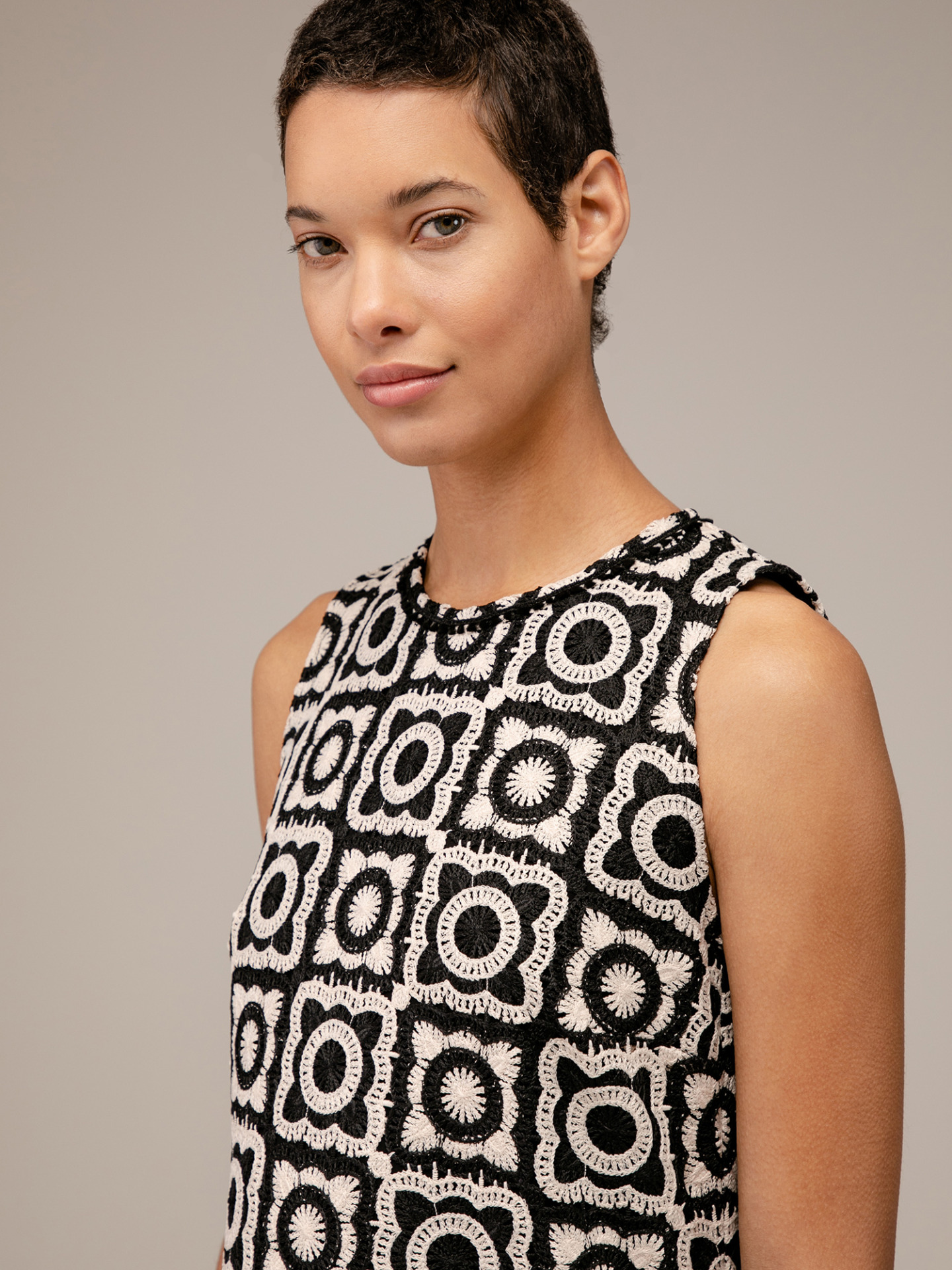 Detailansicht von Kurzes Kleid von ANA ALCAZAR