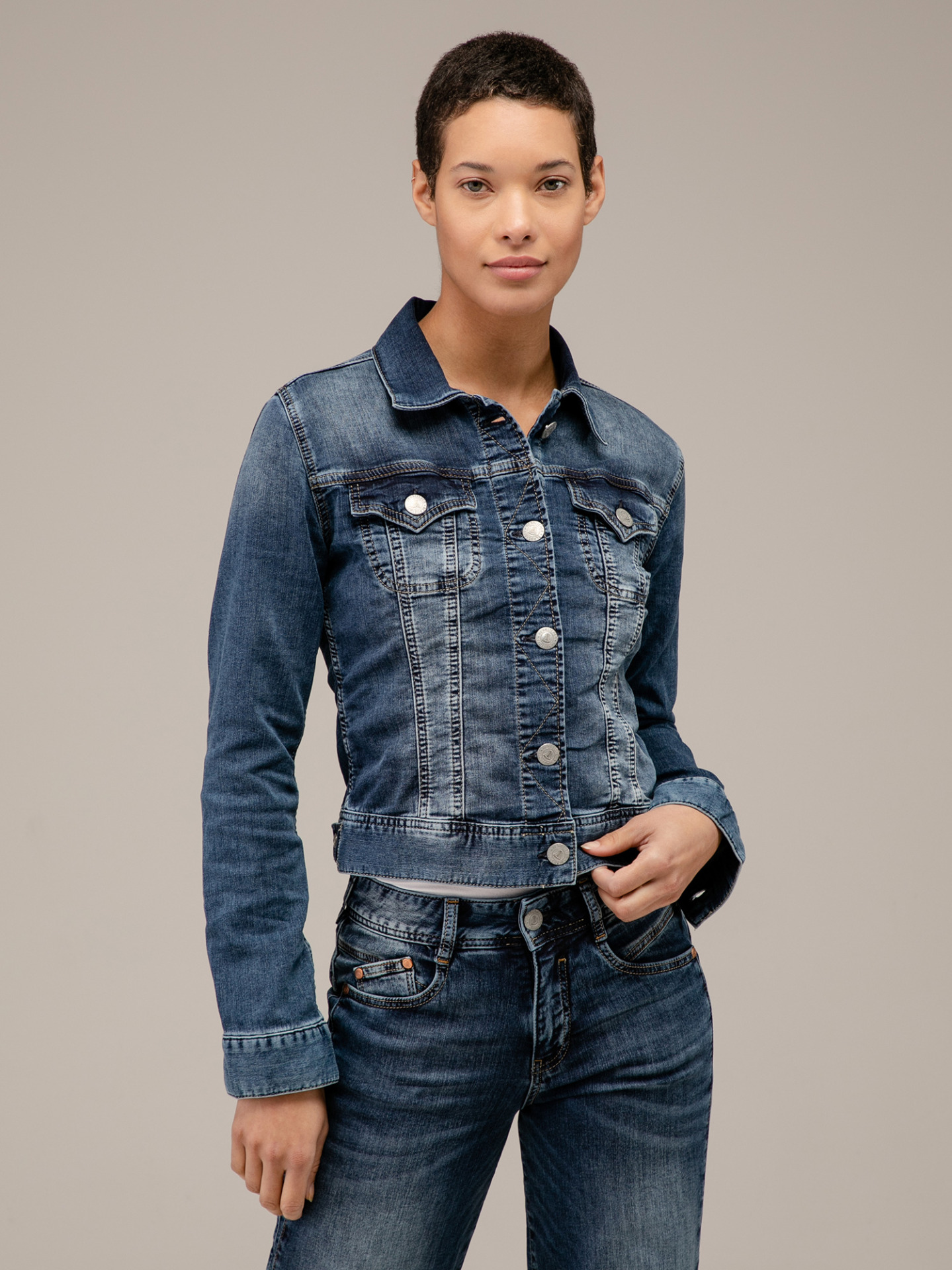 Detailansicht von Jeansjacke von HERRLICHER