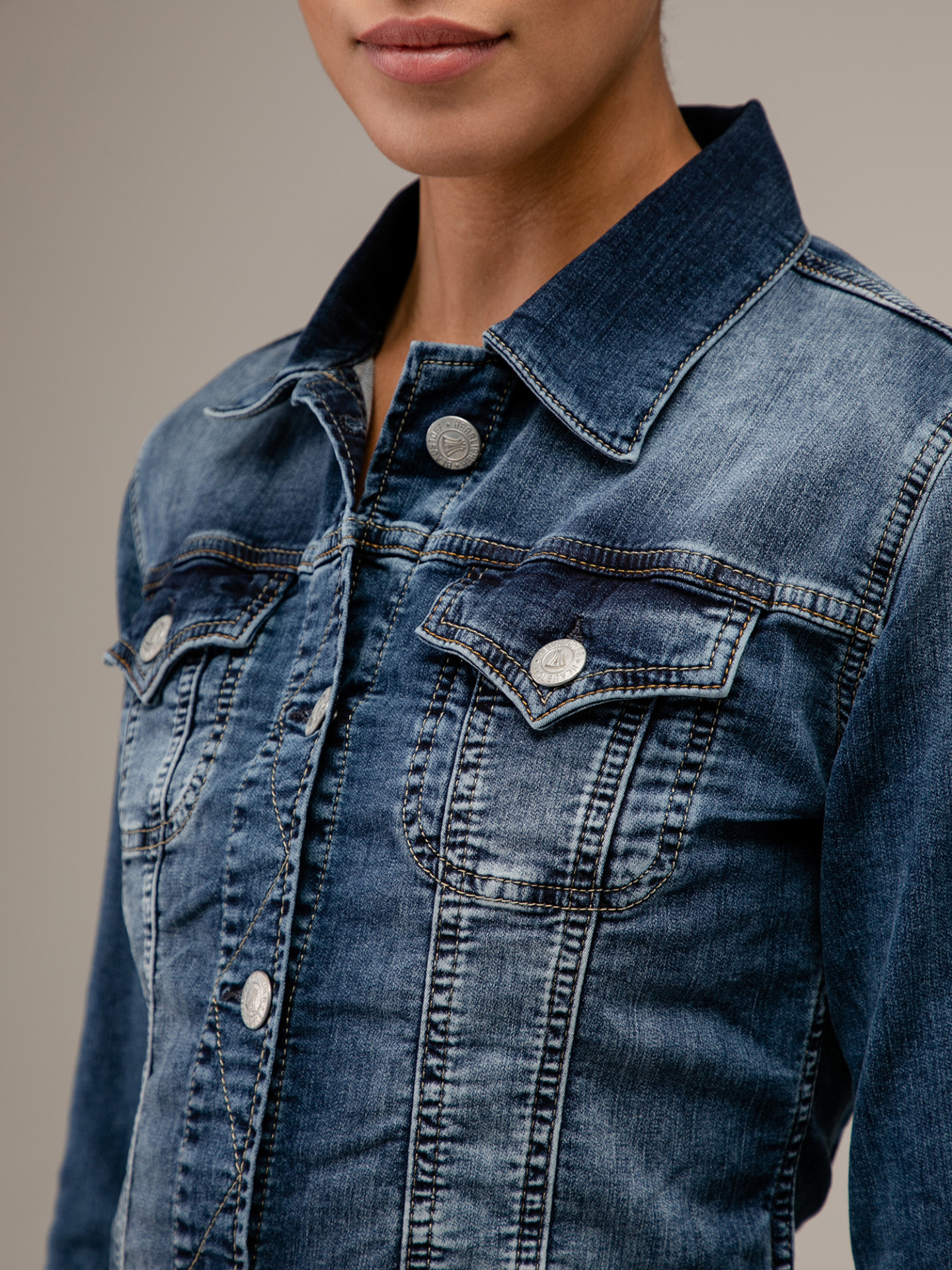 Detailansicht von Jeansjacke von HERRLICHER