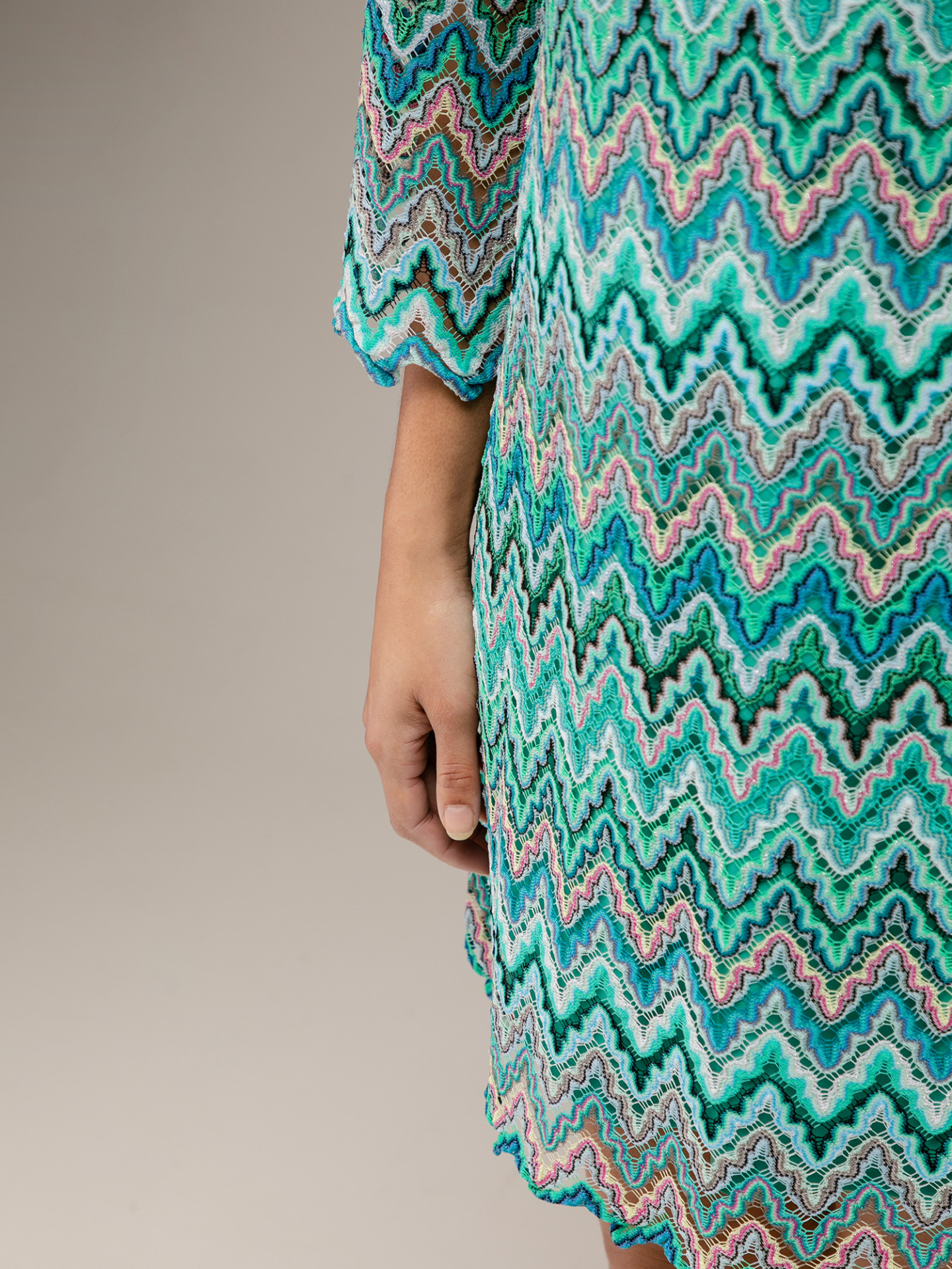 Detailansicht von Midi-Kleid von ANA ALCAZAR