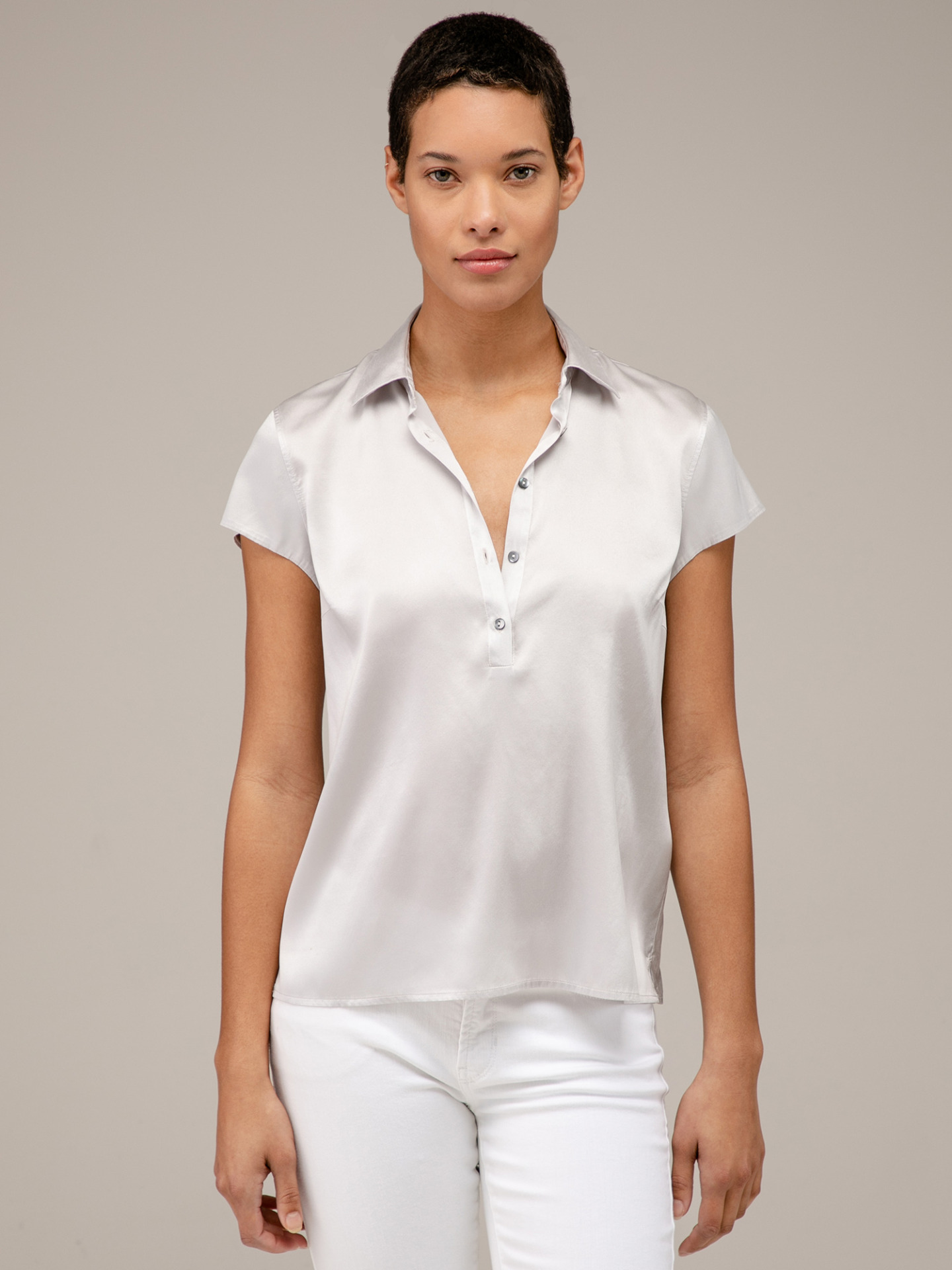 Detailansicht von Kurzarm-Seidenbluse von HER SHIRT