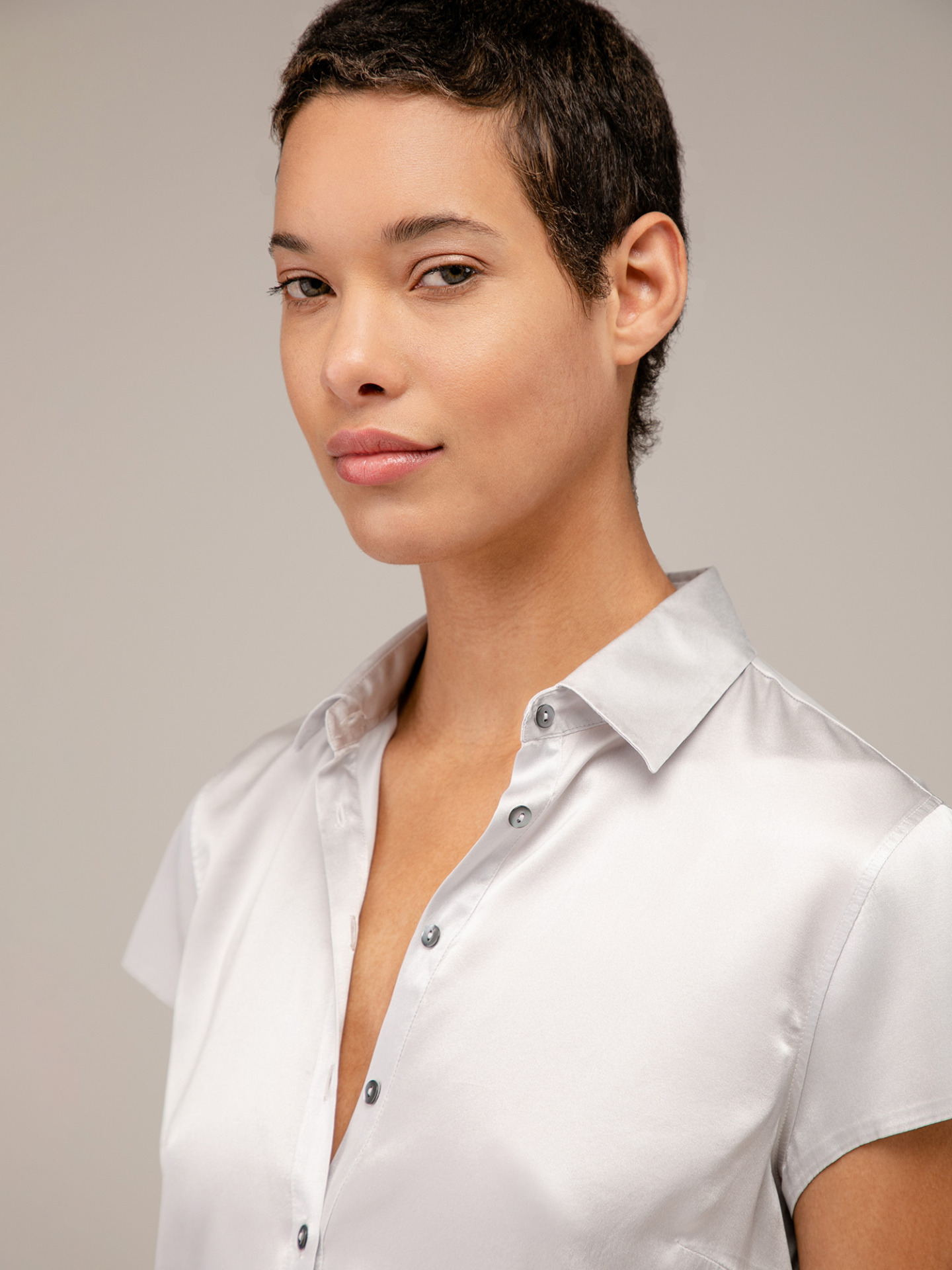 Detailansicht von Kurzarm-Seidenbluse von HER SHIRT