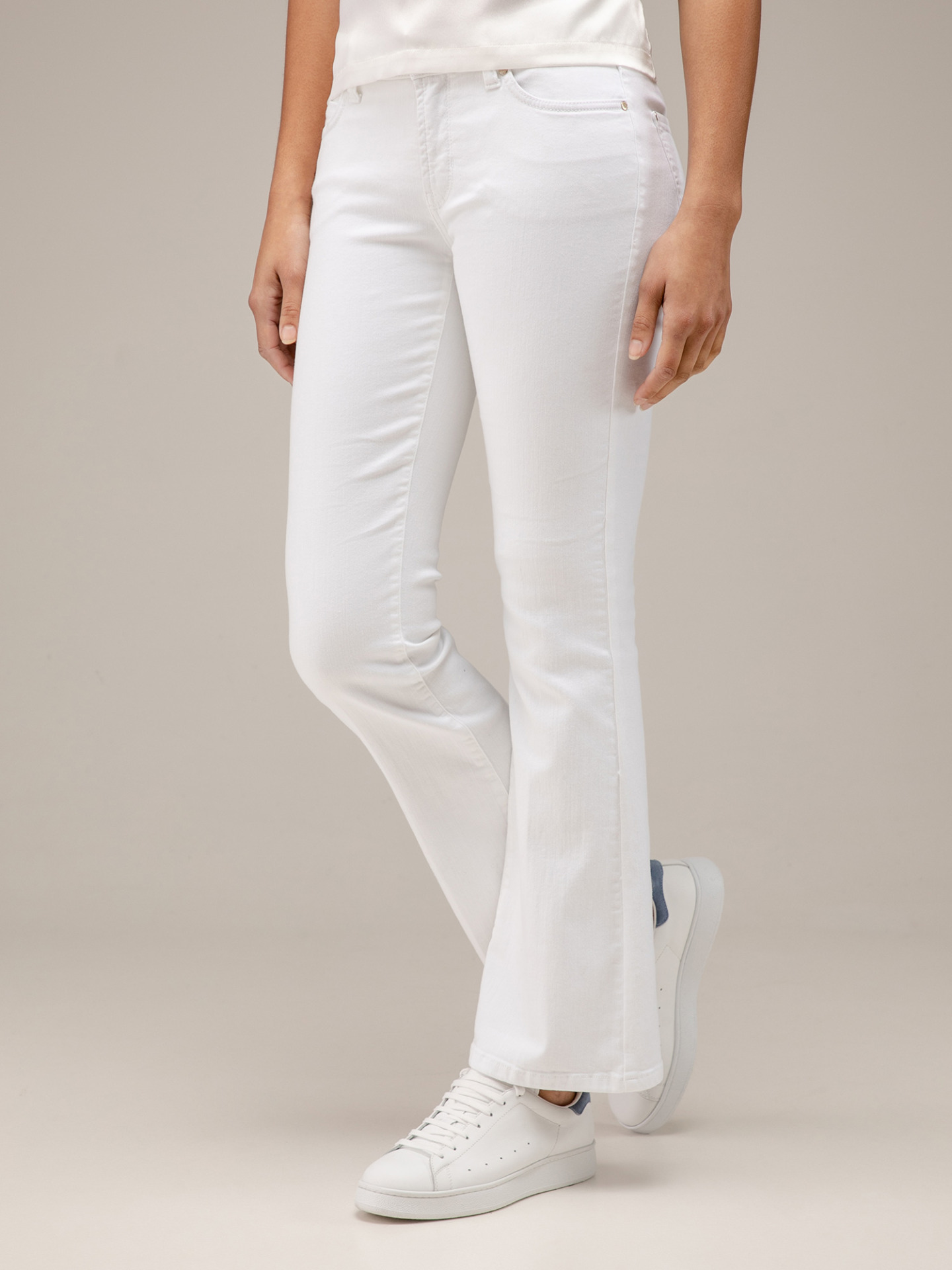 Detailansicht von Flared Jeans von CAMBIO
