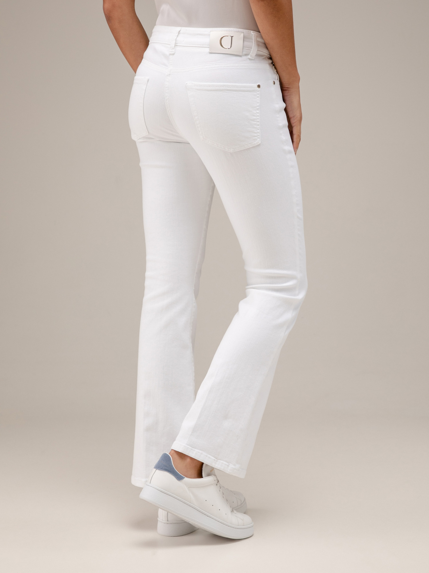 Detailansicht von Flared Jeans von CAMBIO