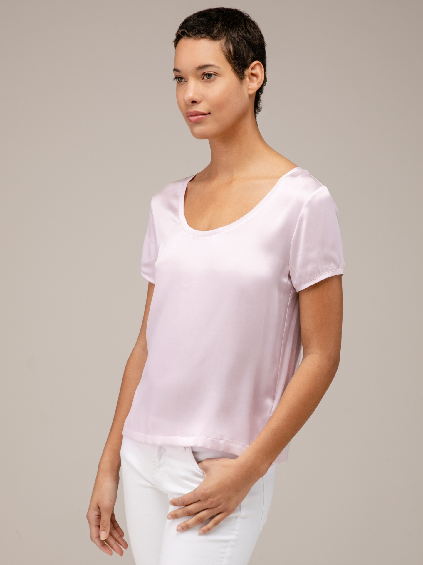 Detailansicht von Kurzarm-Seidenbluse von DANIELS