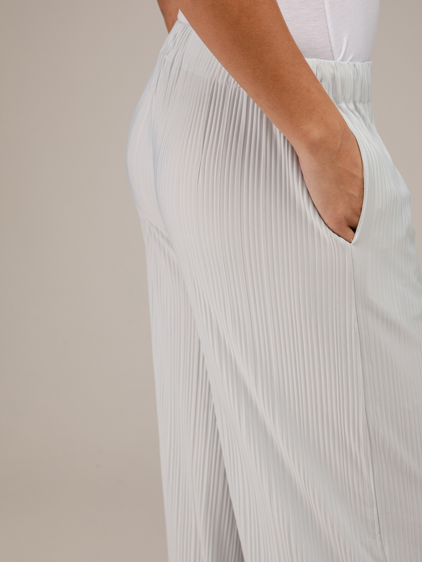 Detailansicht von Weite Plissee-Hose von SAMSØE SAMSØE