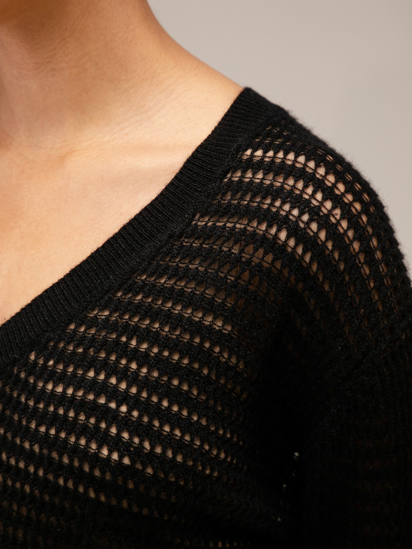 Detailansicht von Pullover mit Lochstrick von 360 CASHMERE
