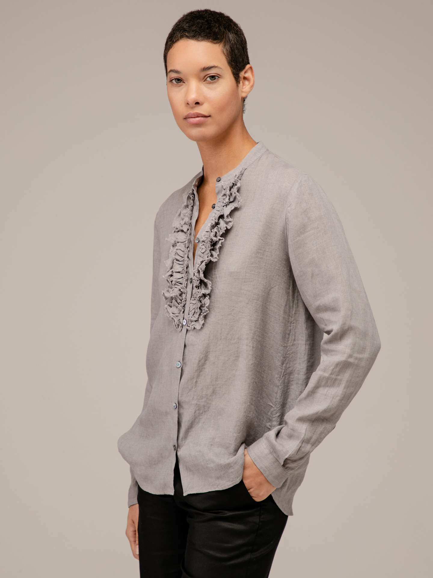 Detailansicht von Leinenbluse mit Rüschung von ROBERT FRIEDMAN