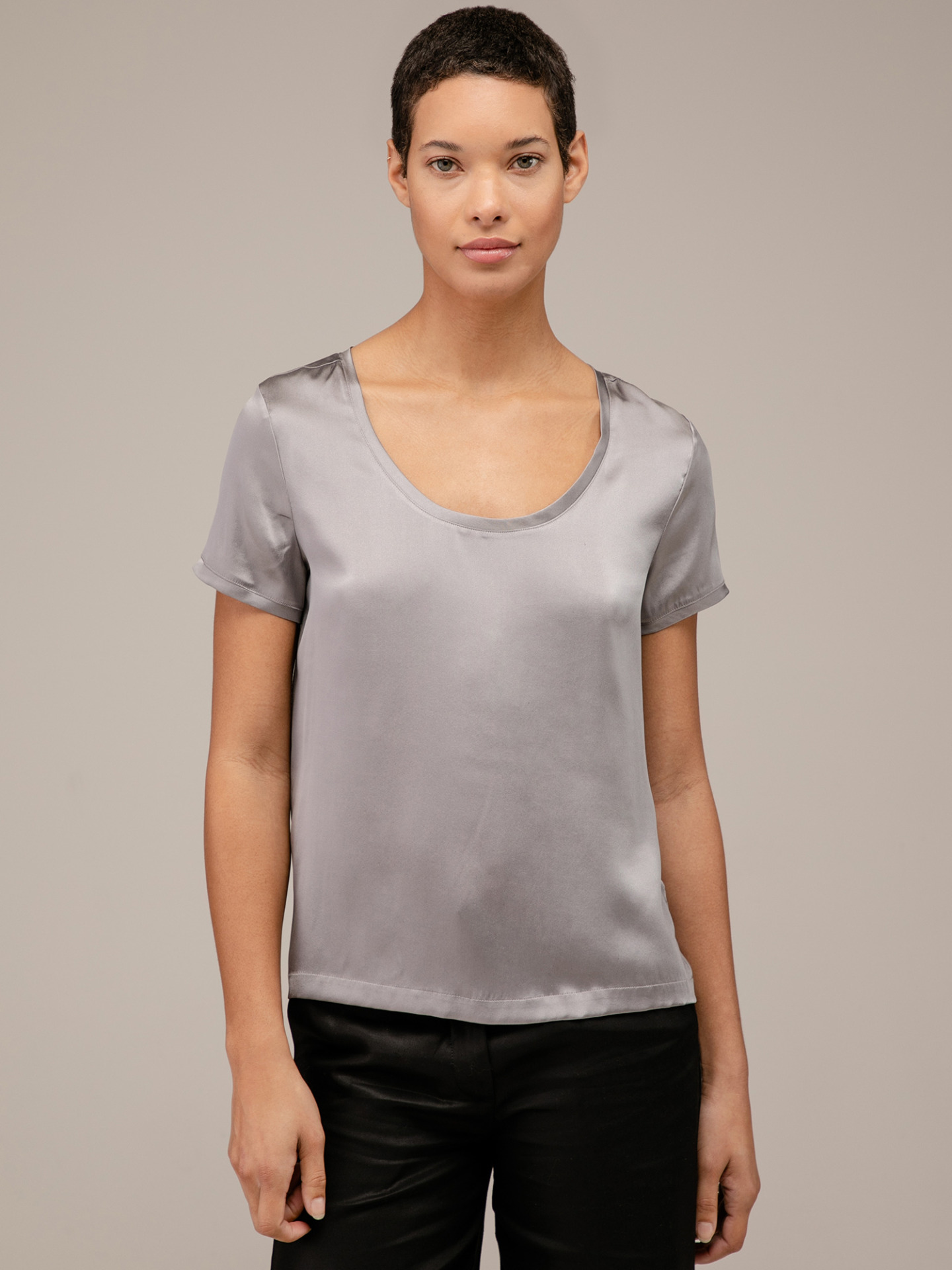 Detailansicht von Kurzarm-Seidenbluse von DANIELS