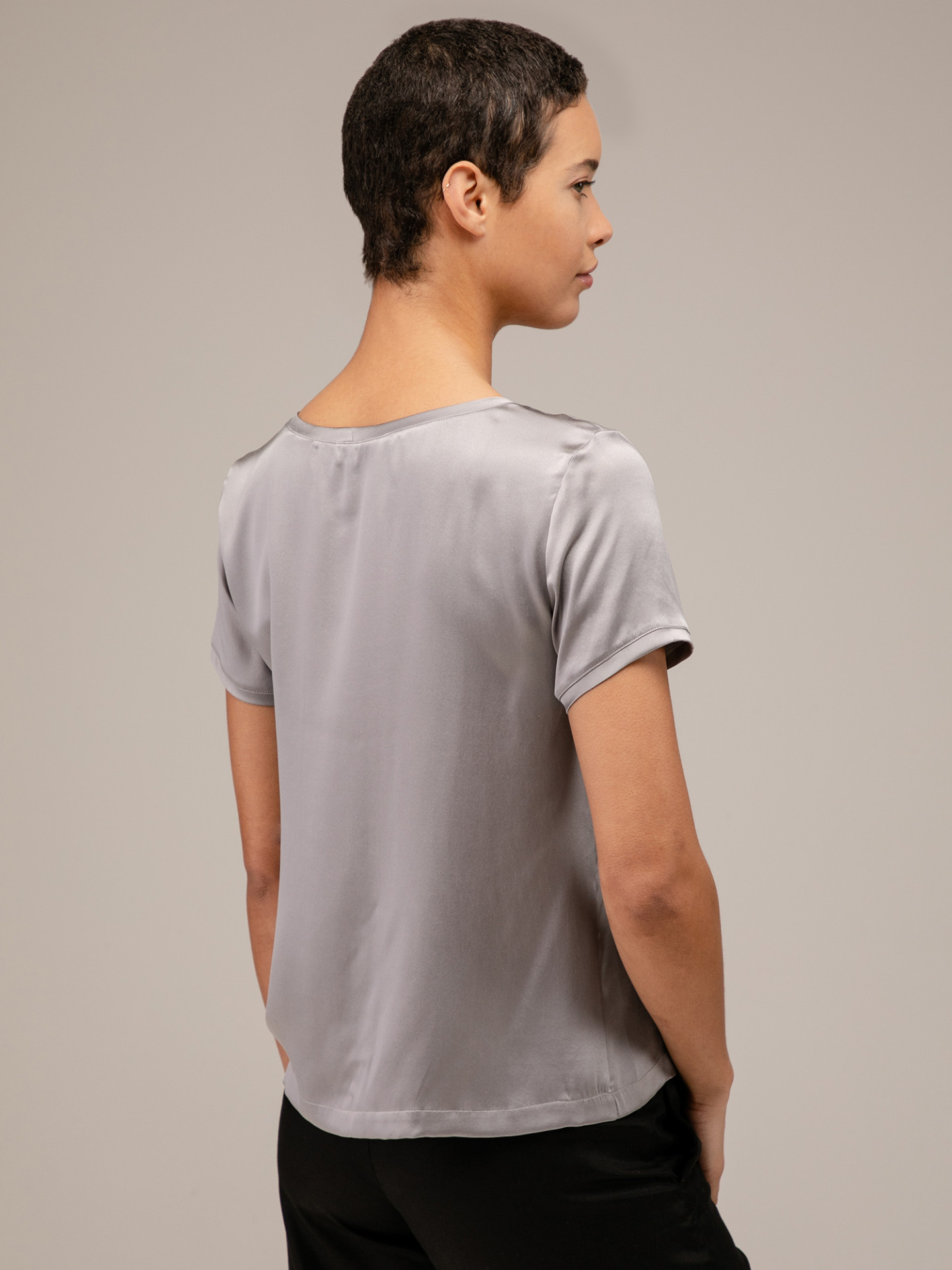 Detailansicht von Kurzarm-Seidenbluse von DANIELS