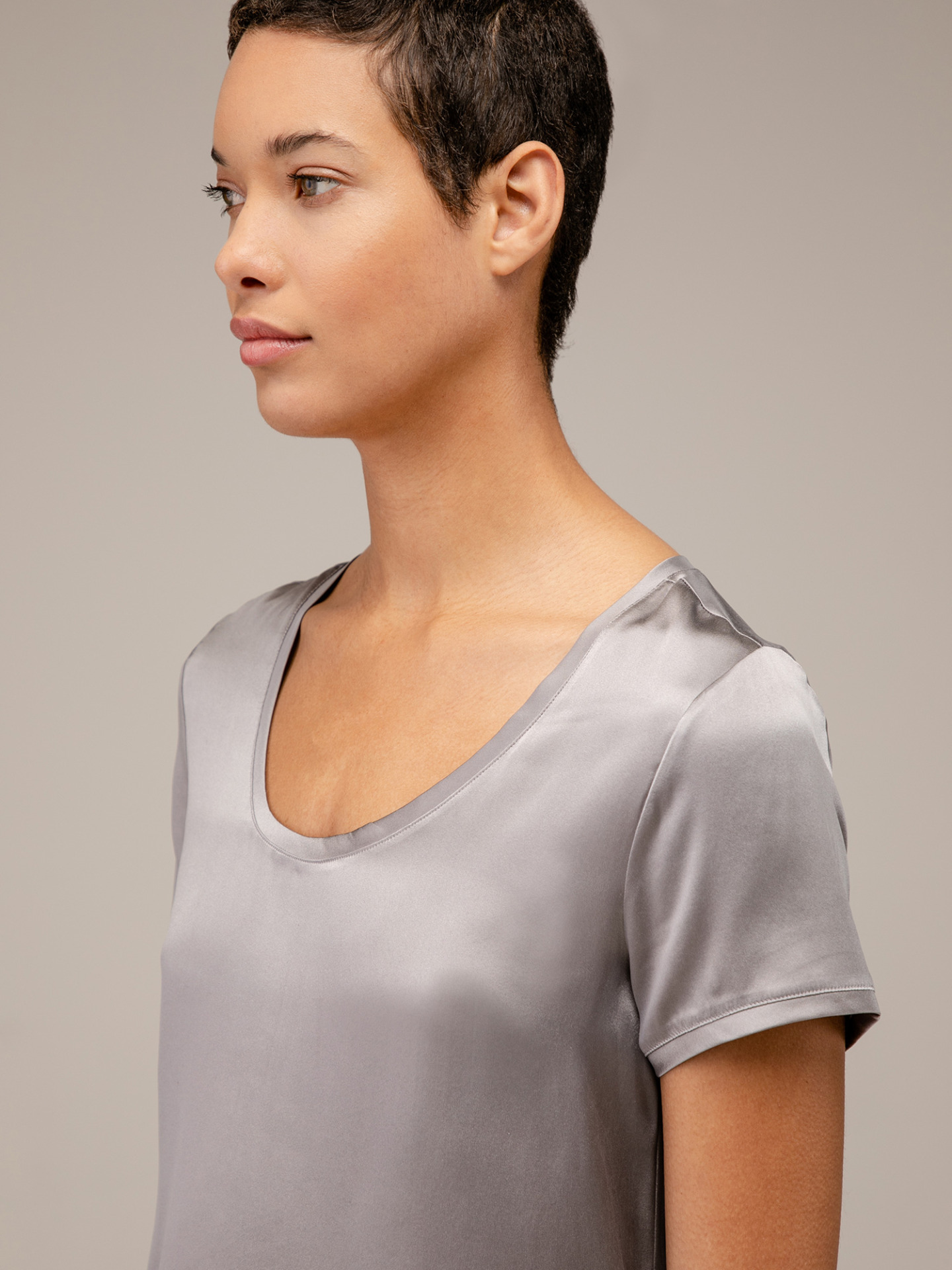 Detailansicht von Kurzarm-Seidenbluse von DANIELS