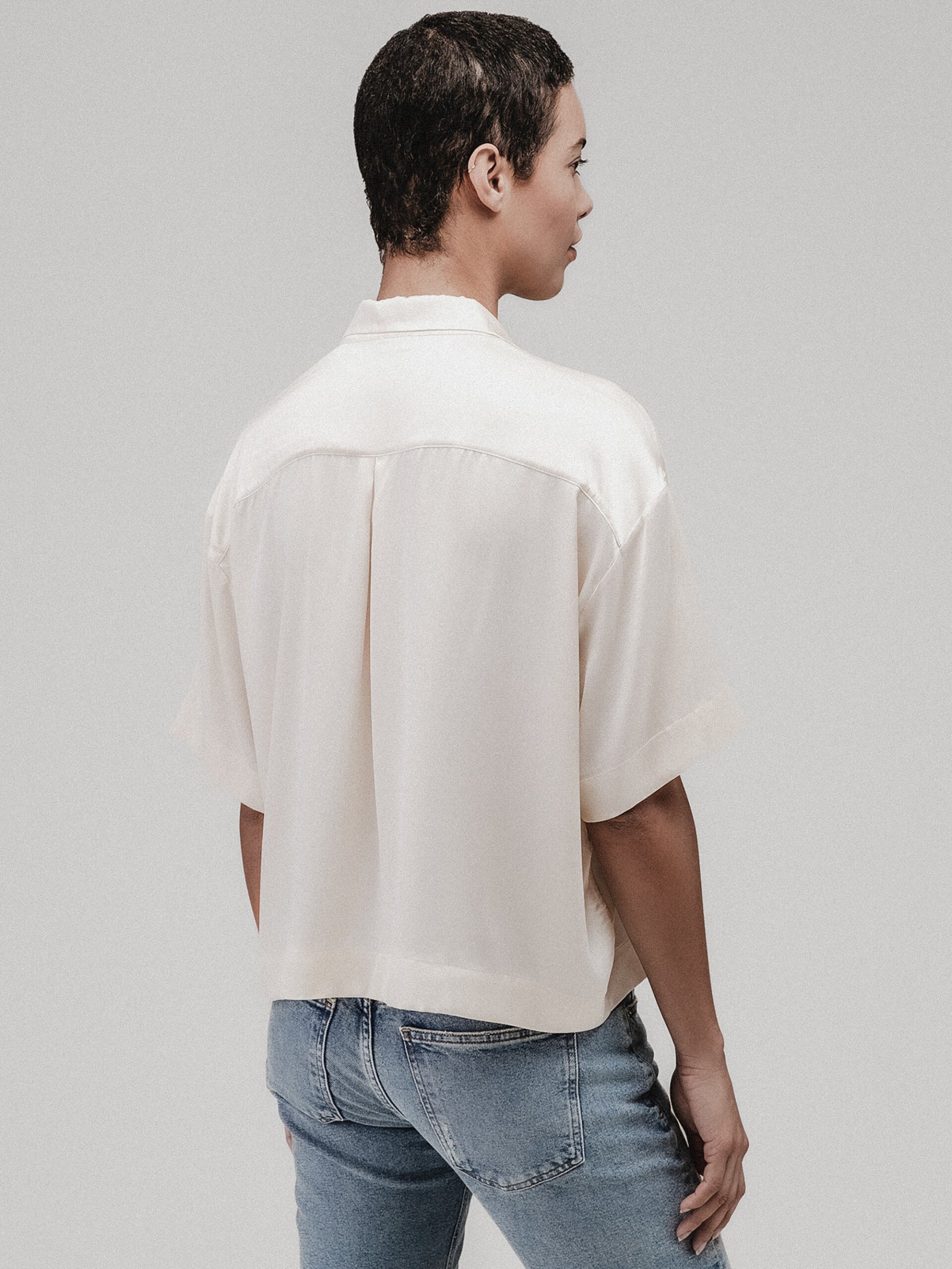 Detailansicht von Kurzarm-Seidenbluse von DANIELS