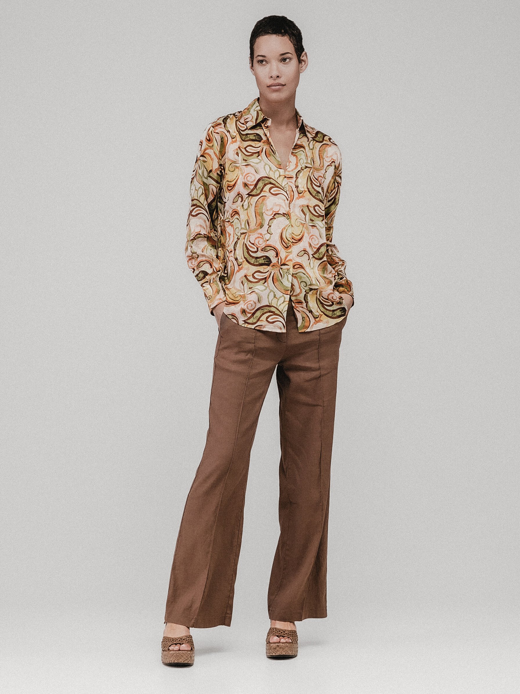 Detailansicht von Flared Hose aus Leinen von CAMBIO