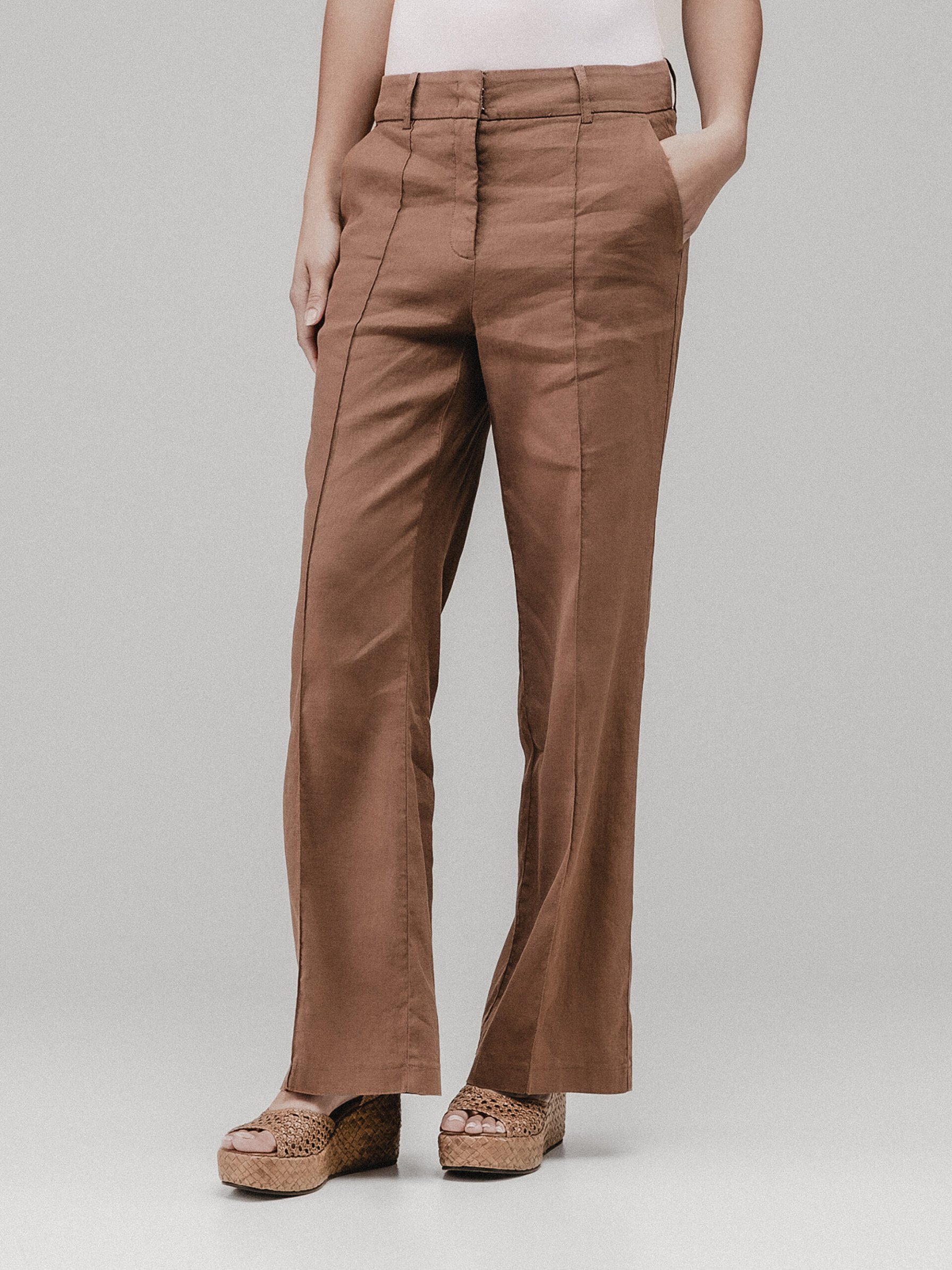 Detailansicht von Flared Hose aus Leinen von CAMBIO