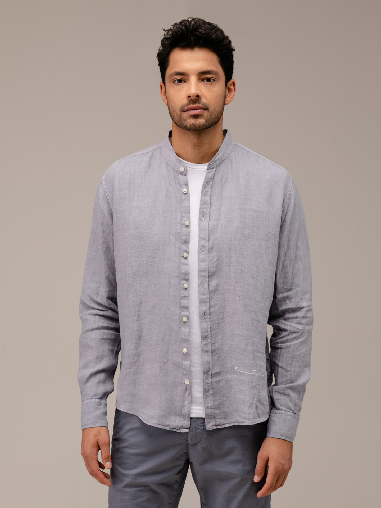 Detailansicht von Leinenhemd mit Stehkragen von BETTER RICH