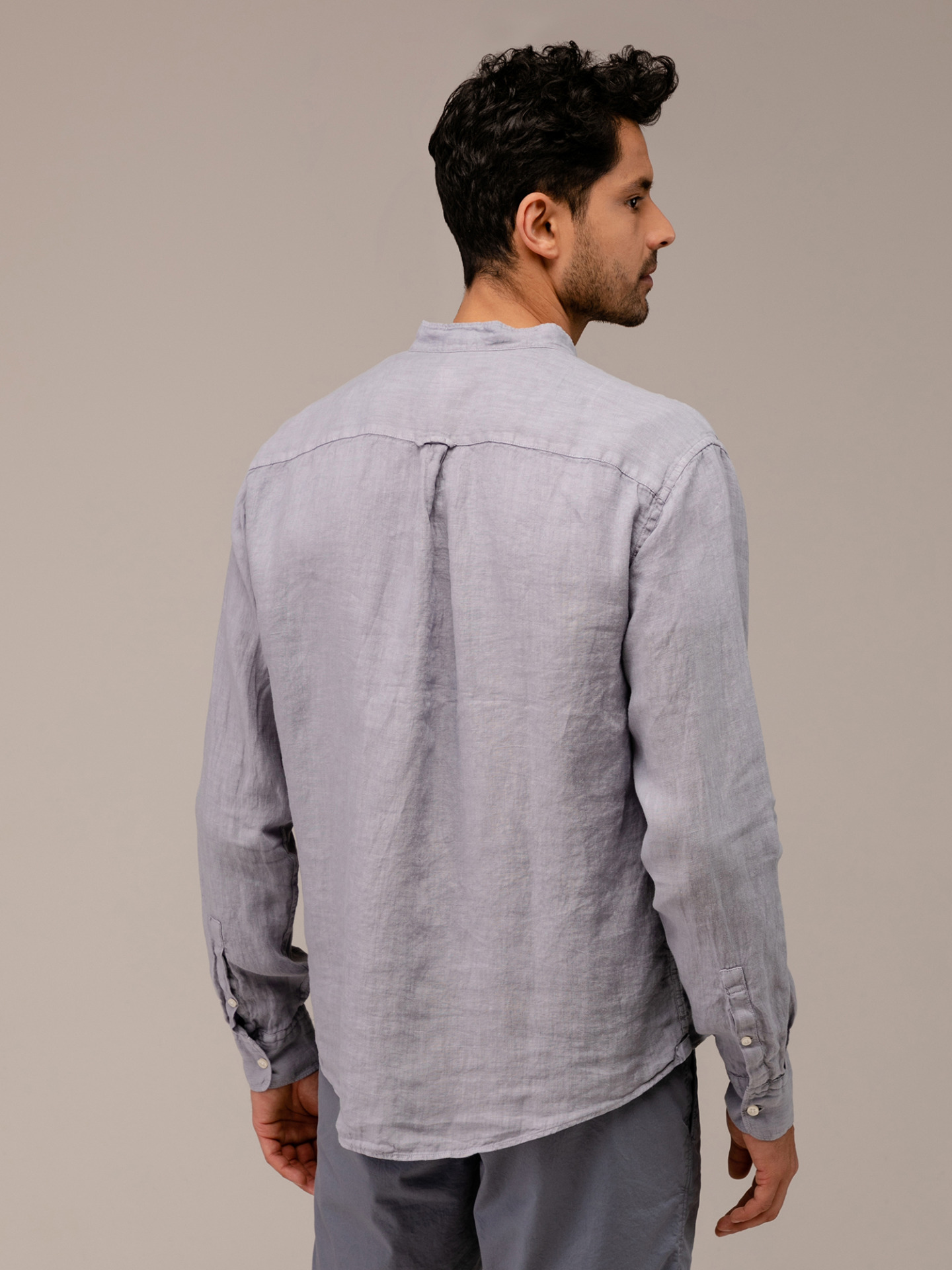 Detailansicht von Leinenhemd mit Stehkragen von BETTER RICH