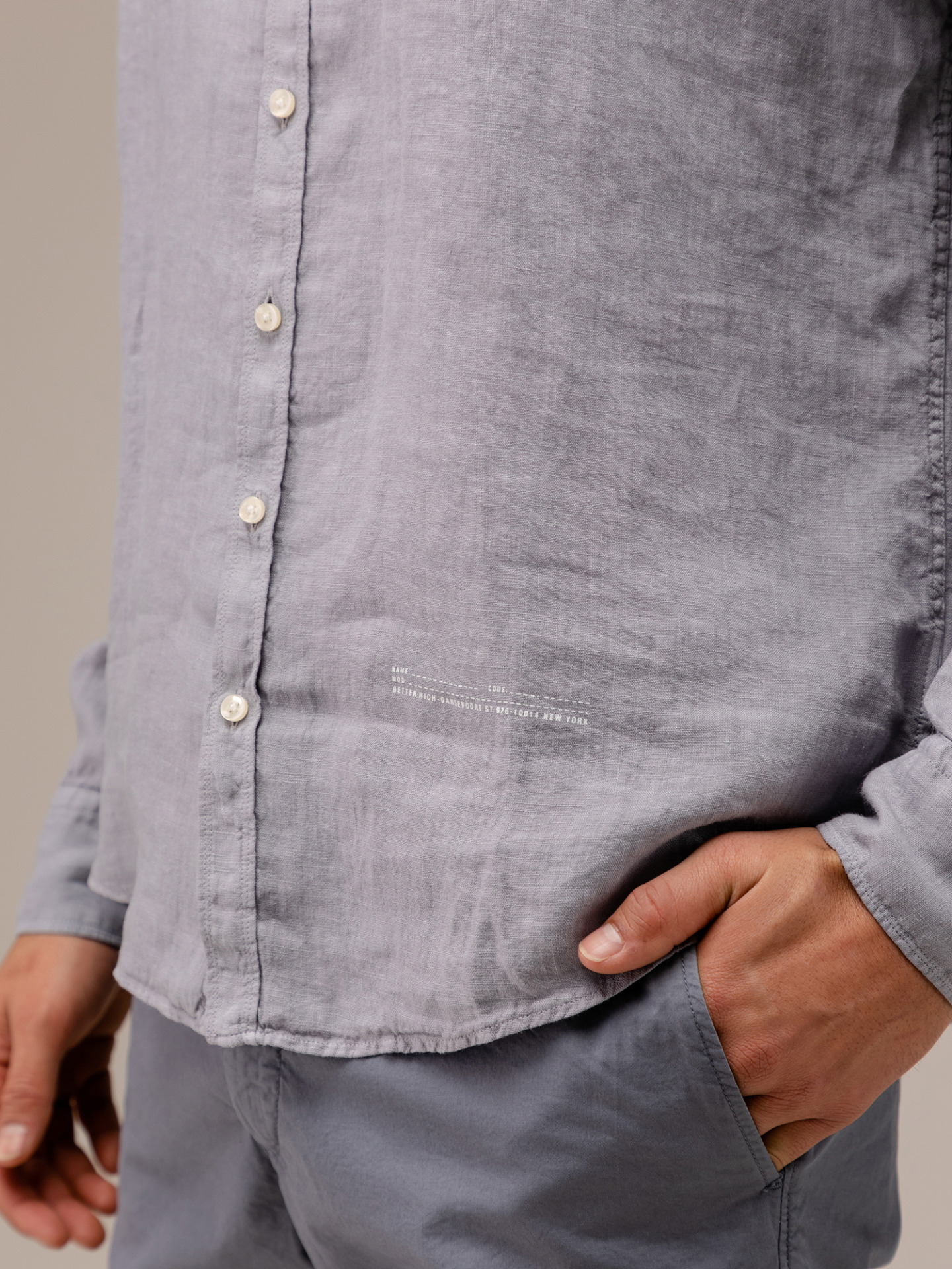 Detailansicht von Leinenhemd mit Stehkragen von BETTER RICH