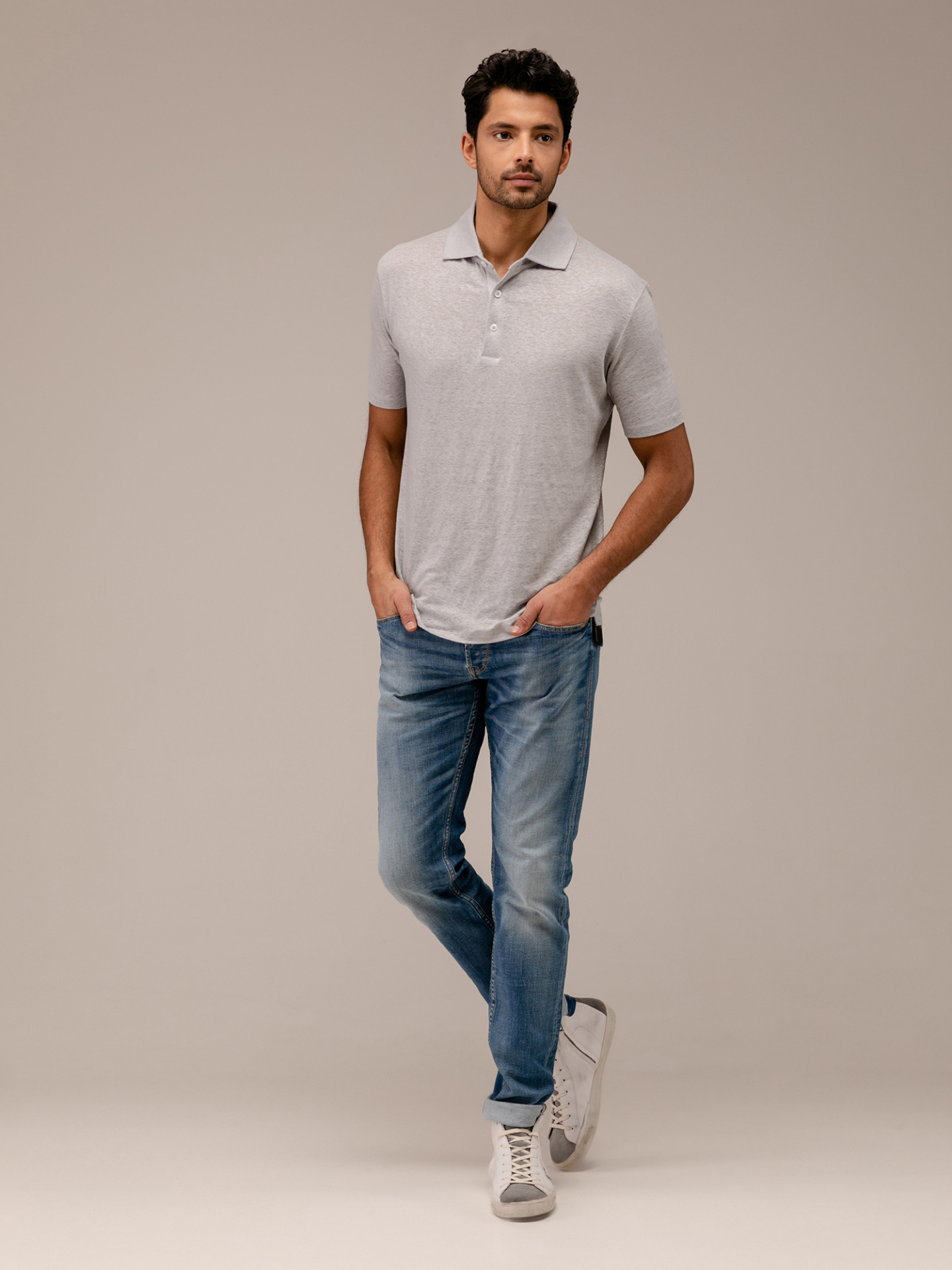 Detailansicht von Kurzarm-Poloshirt aus Leinen von PHIL PETTER