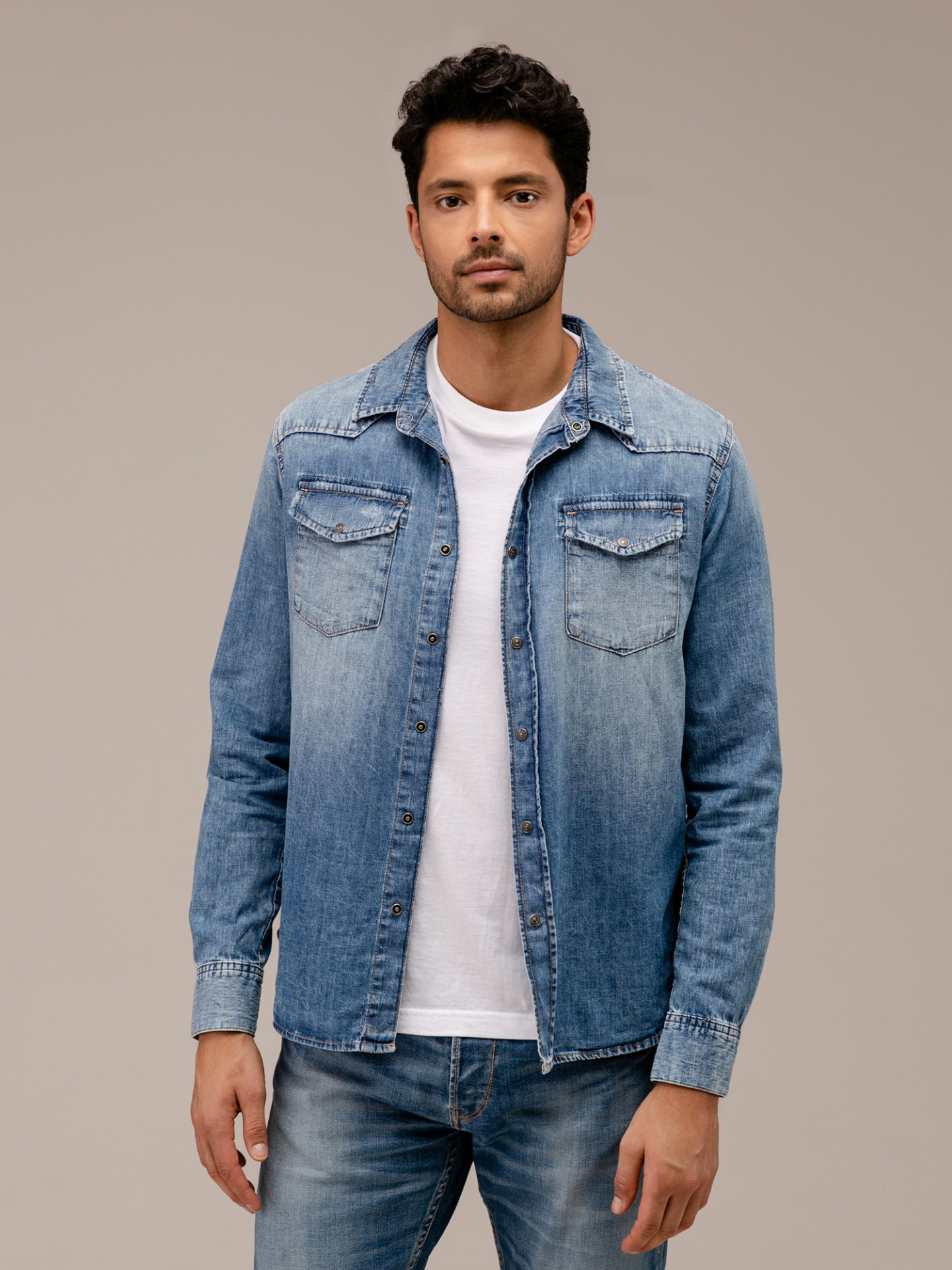 Detailansicht von Jeanshemd von LE TEMPS DES CERISES