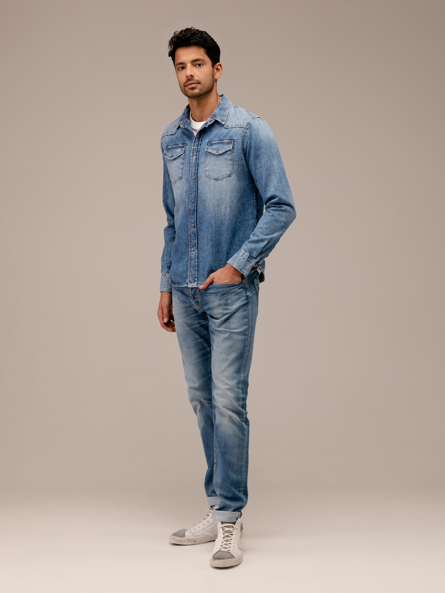 Detailansicht von Jeanshemd von LE TEMPS DES CERISES