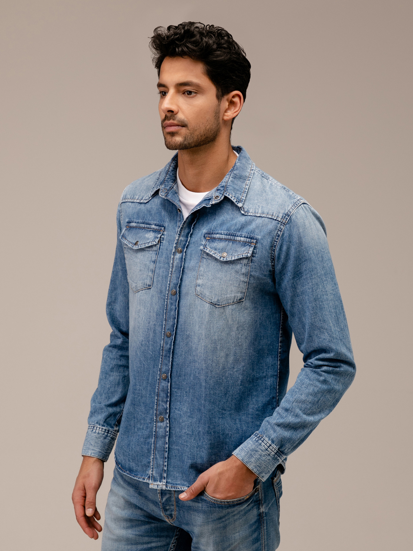 Detailansicht von Jeanshemd von LE TEMPS DES CERISES