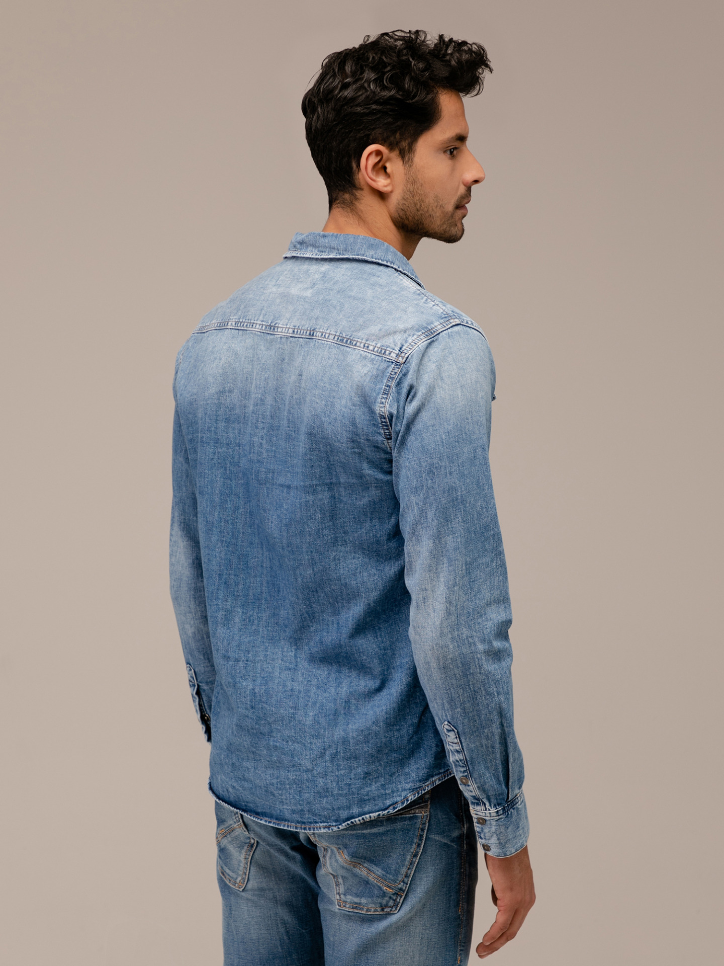 Detailansicht von Jeanshemd von LE TEMPS DES CERISES