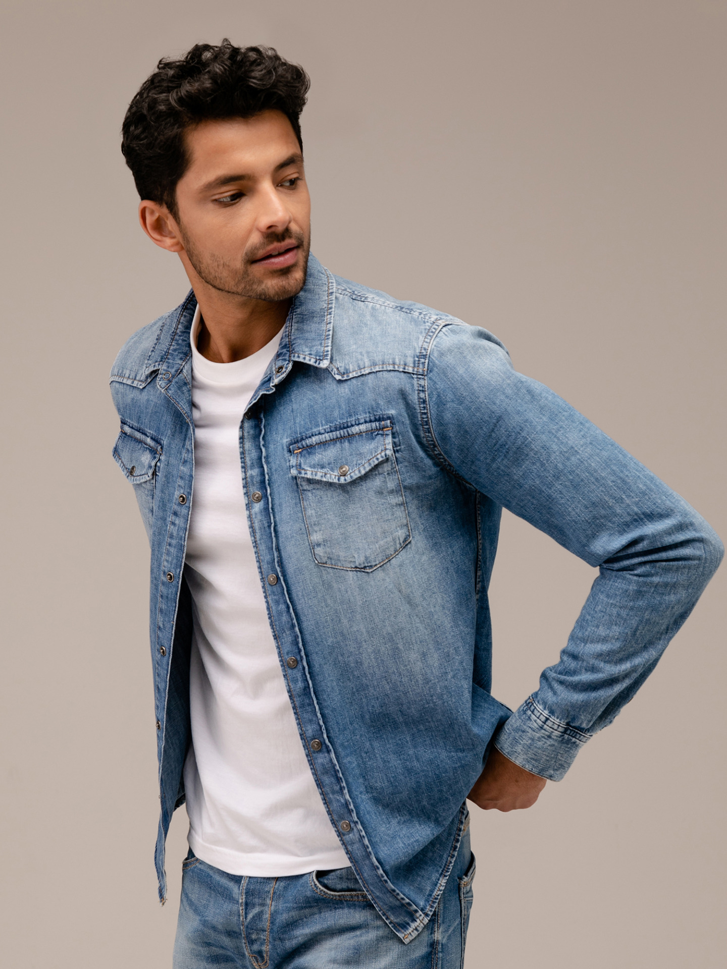 Detailansicht von Jeanshemd von LE TEMPS DES CERISES