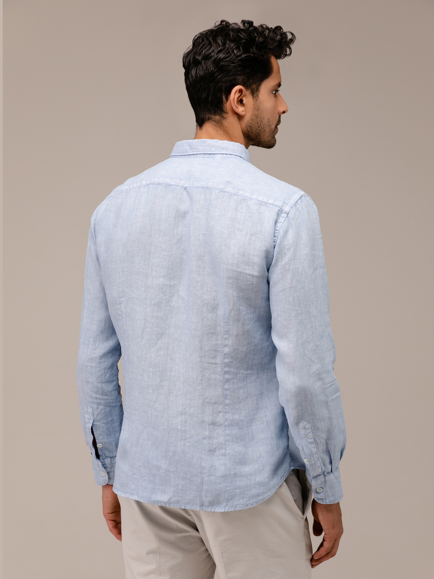 Detailansicht von Leinenhemd von AGLINI