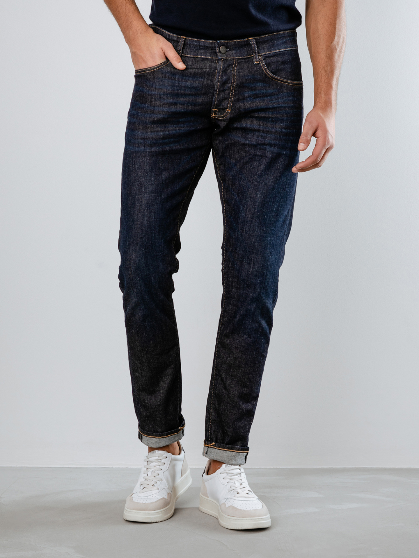 Detailansicht von Slim Fit Jeans von THE NIM