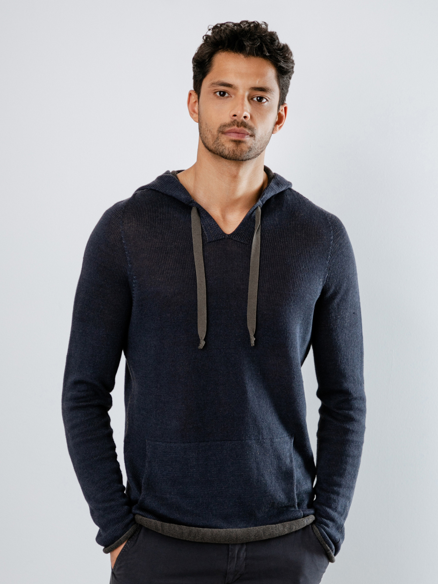 Detailansicht von Kapuzenpullover von HANNES ROETHER