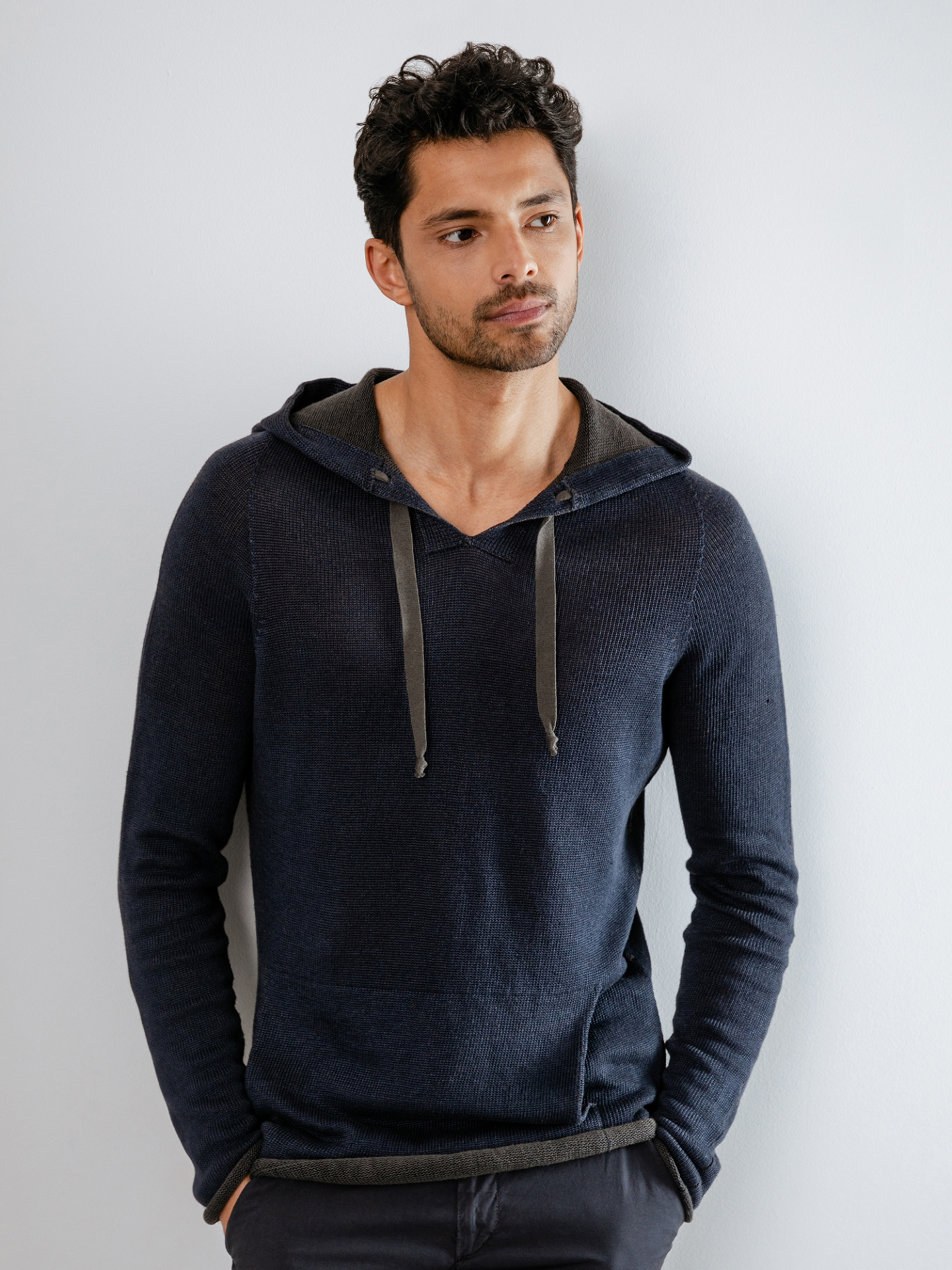 Detailansicht von Kapuzenpullover von HANNES ROETHER