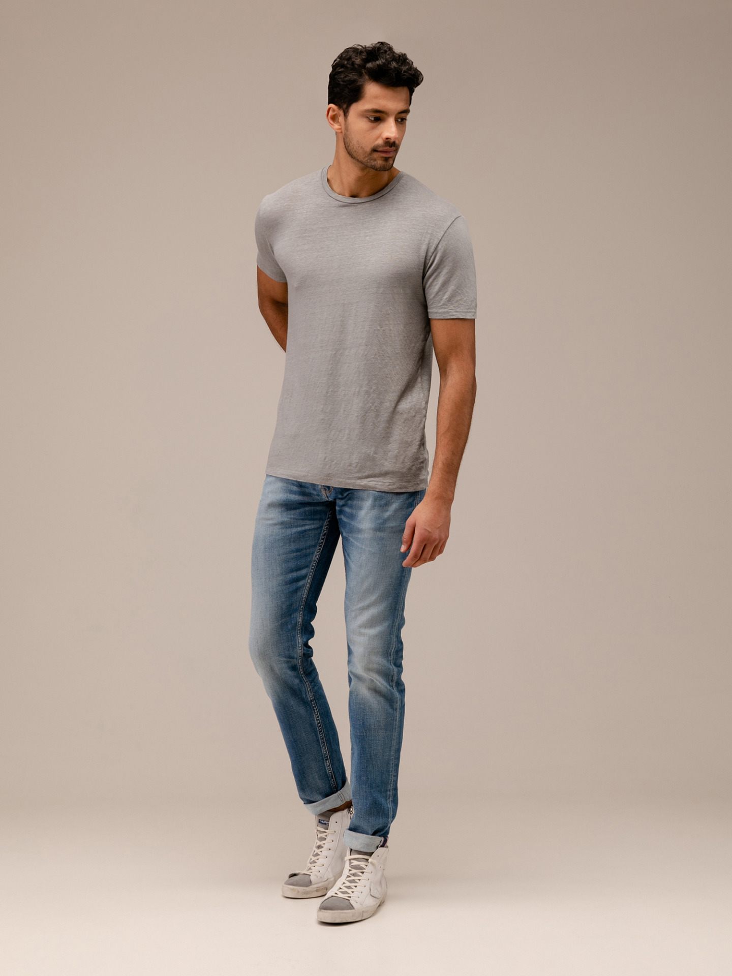 Detailansicht von T-Shirt aus Leinen von WOOL & CO