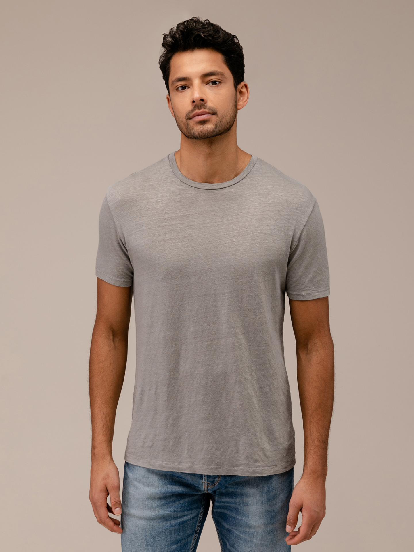 Detailansicht von T-Shirt aus Leinen von WOOL & CO