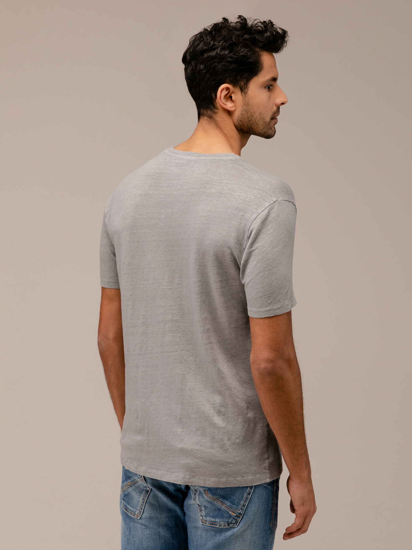 Detailansicht von T-Shirt aus Leinen von WOOL & CO